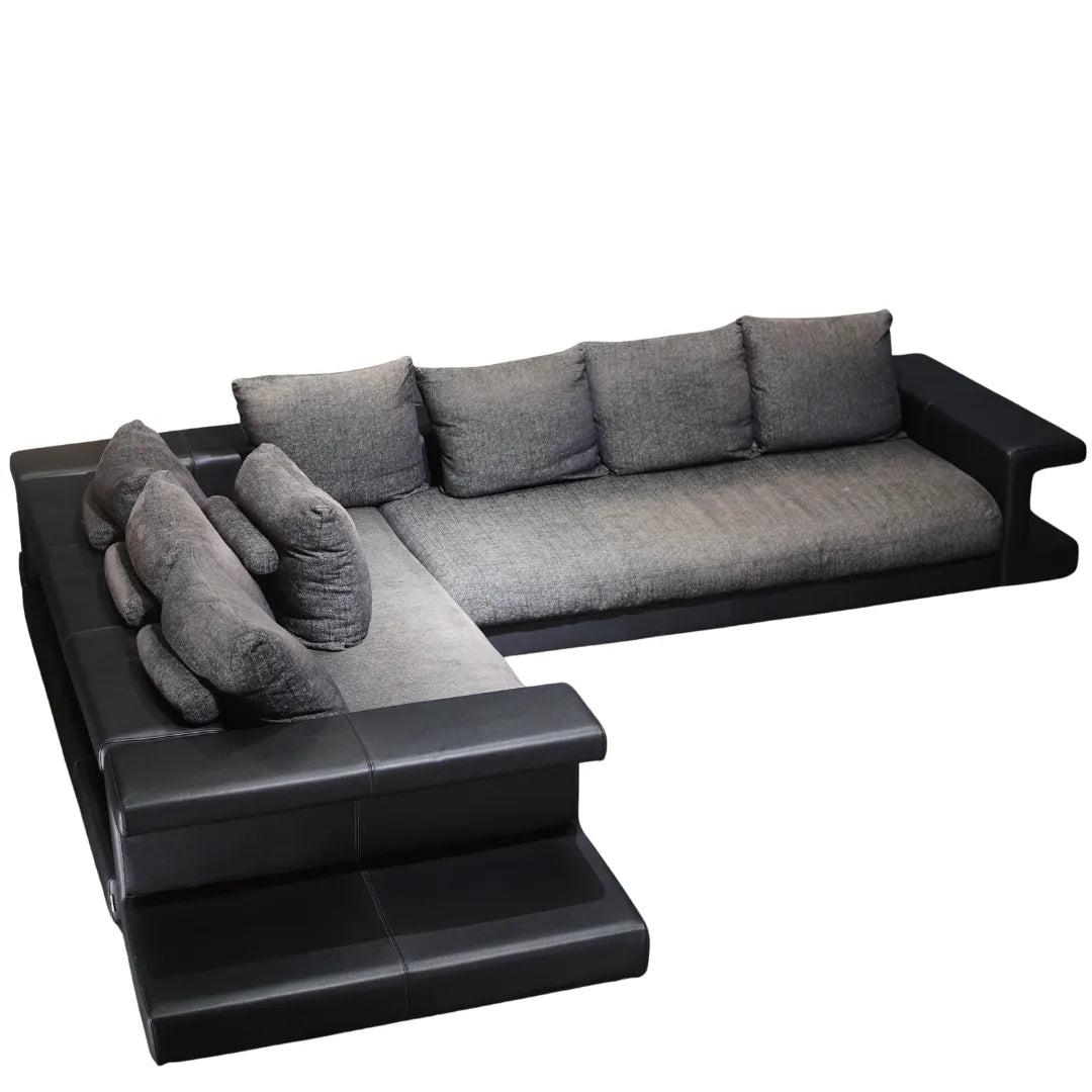 Le canapé sectionnel Memento de Roche Bobois rehausse votre espace de vie. Ce chef-d'œuvre allie un style luxueux à une fonctionnalité inégalée, avec une assise spacieuse recouverte d'un riche tissu texturé. Les coussins profonds et moelleux