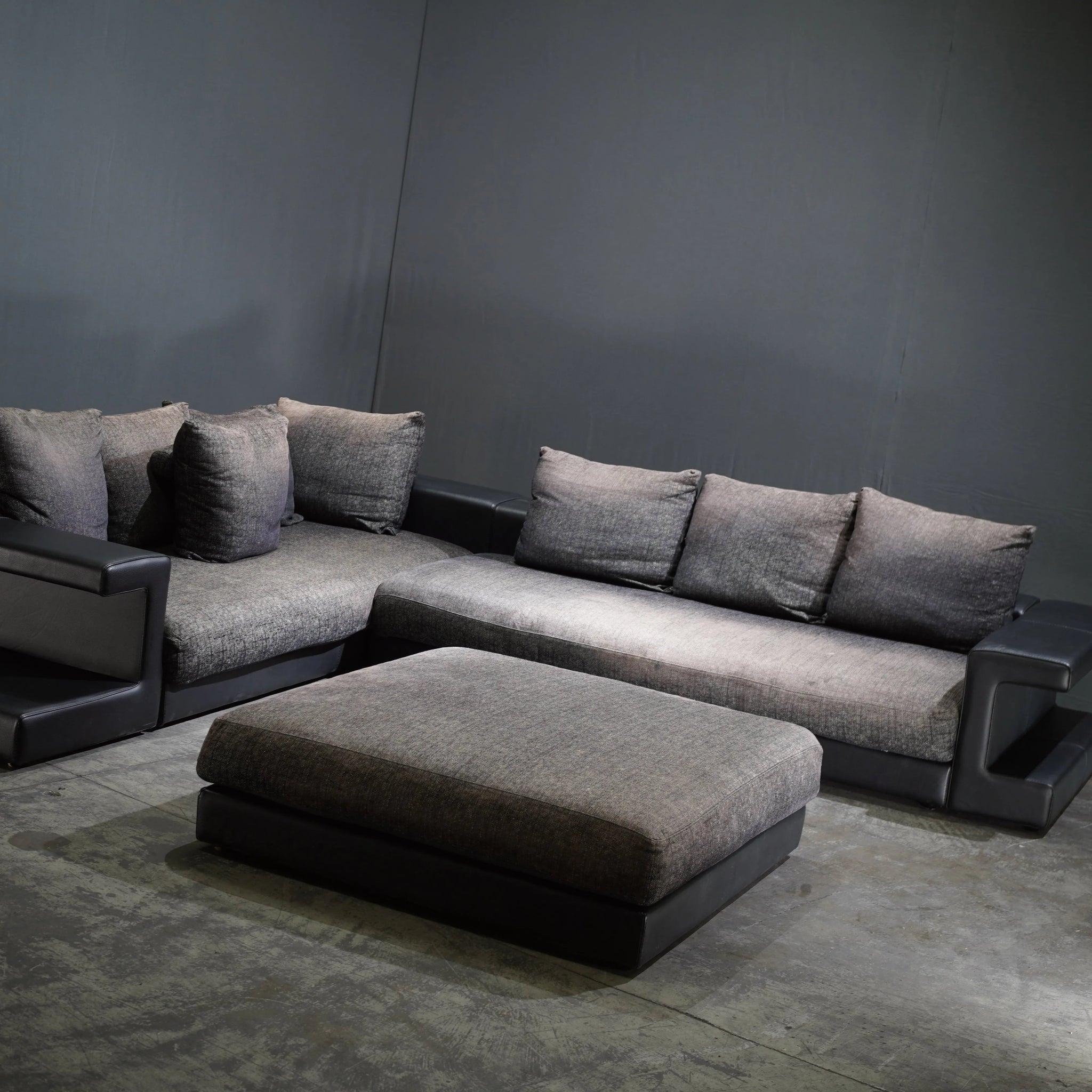 Moderne Roche Bobois Memento Canapé sectionnel avec pouf et bibliothèques latérales en cuir en vente
