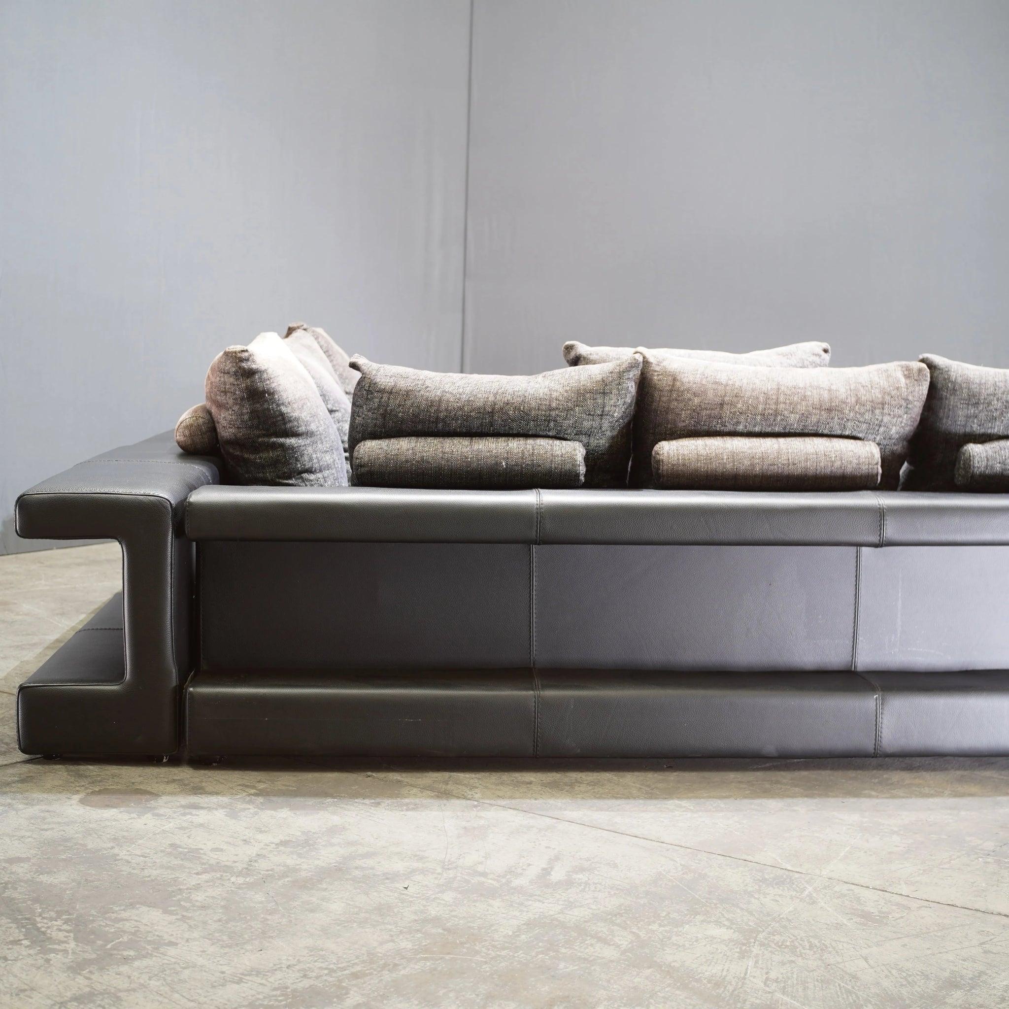 Français Roche Bobois Memento Canapé sectionnel avec pouf et bibliothèques latérales en cuir en vente