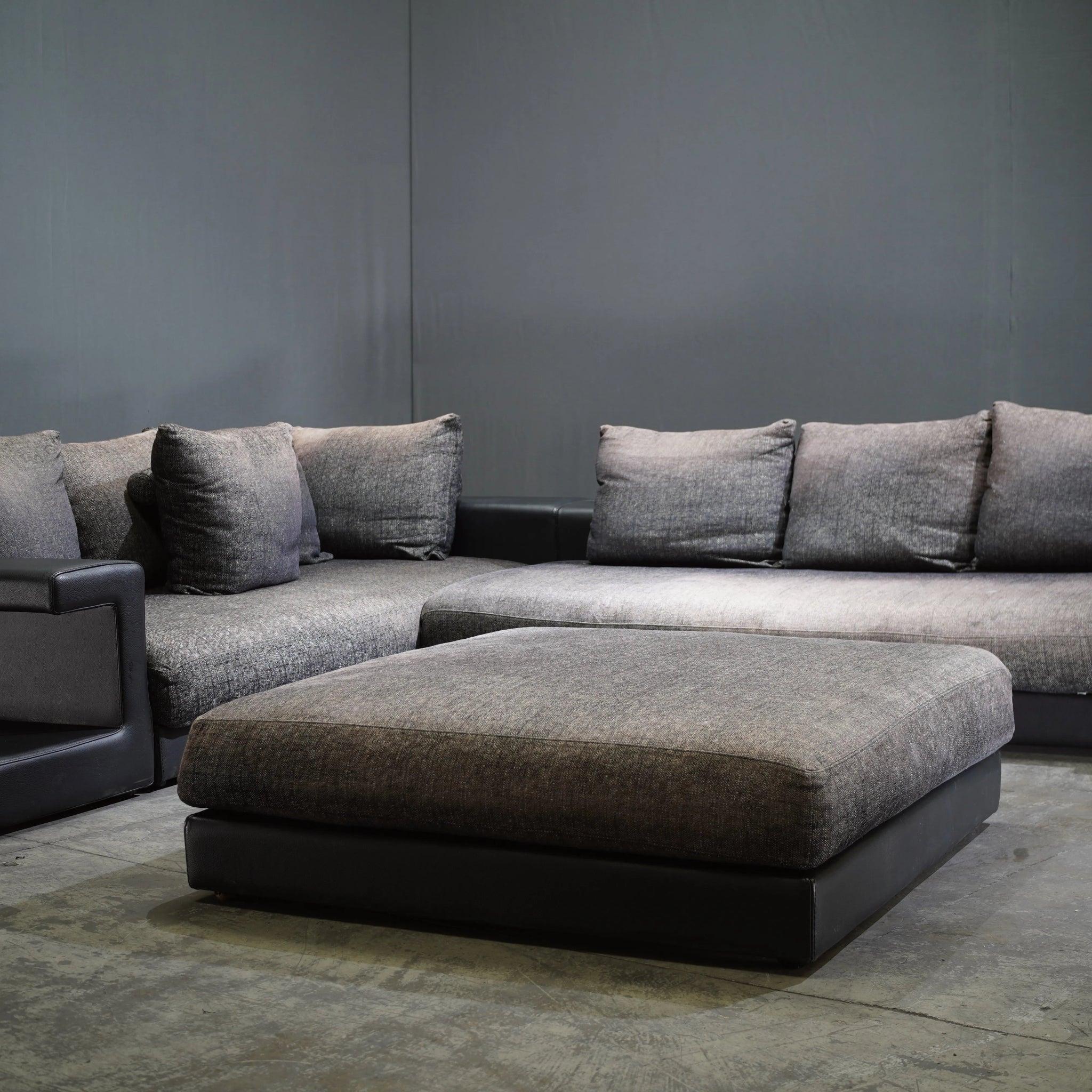 Roche Bobois Memento Canapé sectionnel avec pouf et bibliothèques latérales en cuir Bon état - En vente à Basildon, London