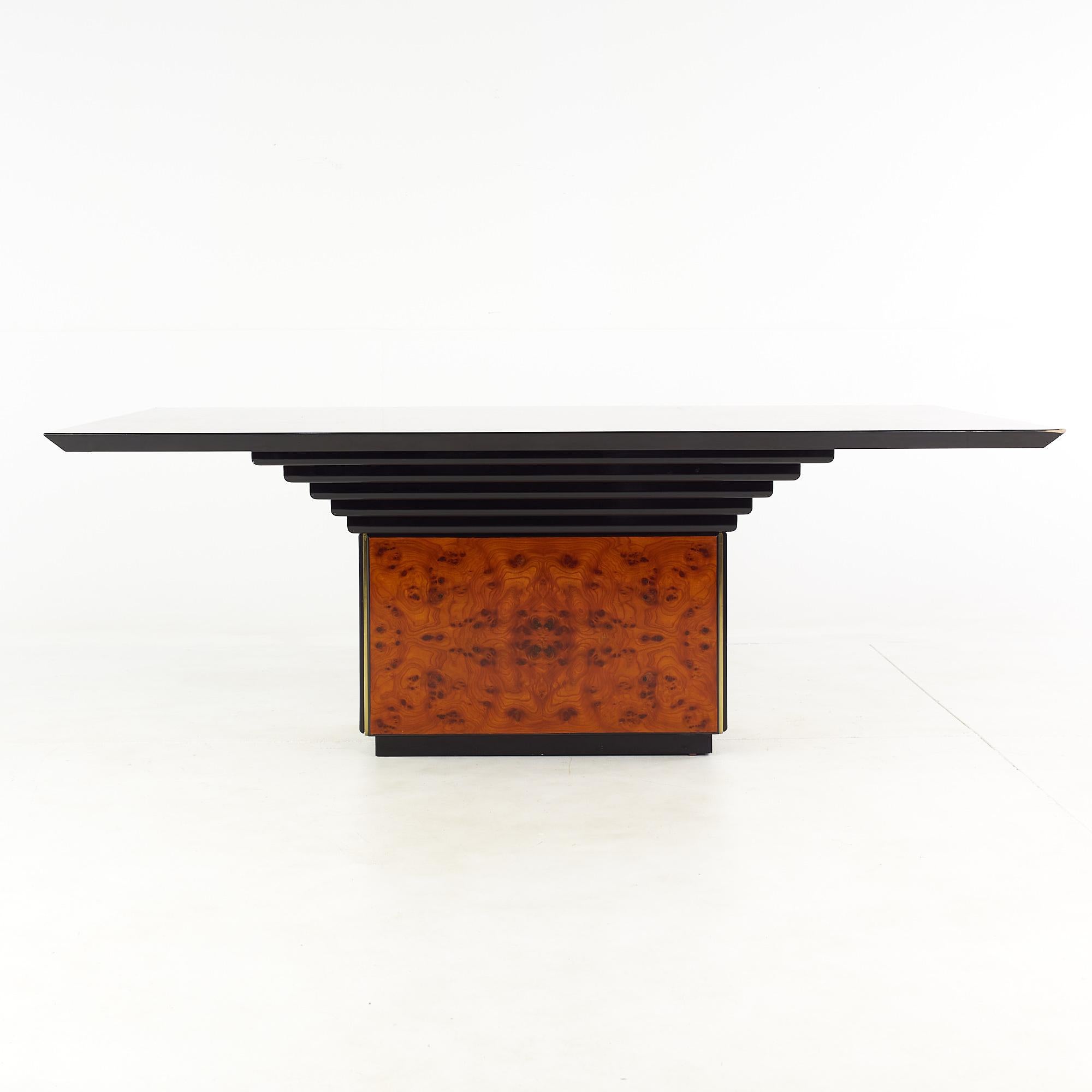 Roche Bobois Esstisch aus Wurzelholz aus der Mitte des Jahrhunderts.

Dieser Tisch misst: 79 breit x 47 tief x 29 Zoll hoch mit Stuhl Abstand von 27 Zoll.

Alle Möbelstücke sind in einem so genannten restaurierten Vintage-Zustand zu haben. Das