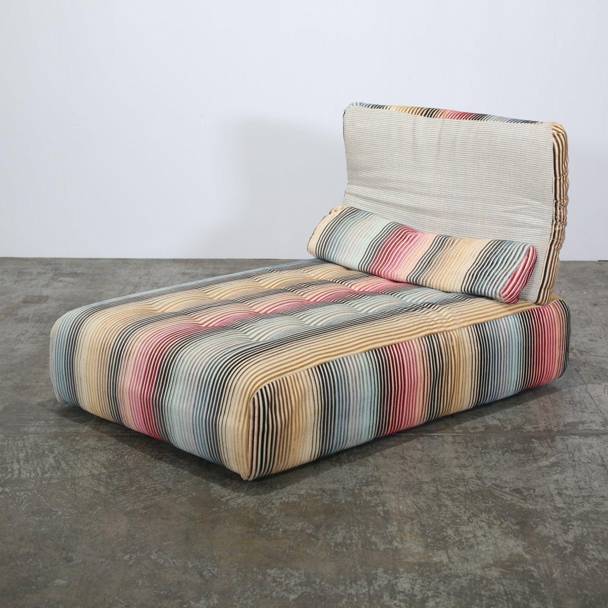 Le siège Missoni Mah Jong de Roche Bobois apporte un design audacieux et un confort luxueux à la vie moderne. Tapissé dans l'un des tissus emblématiques de Missoni, il présente un mélange vibrant de couleurs qui incarnent le style emblématique de la
