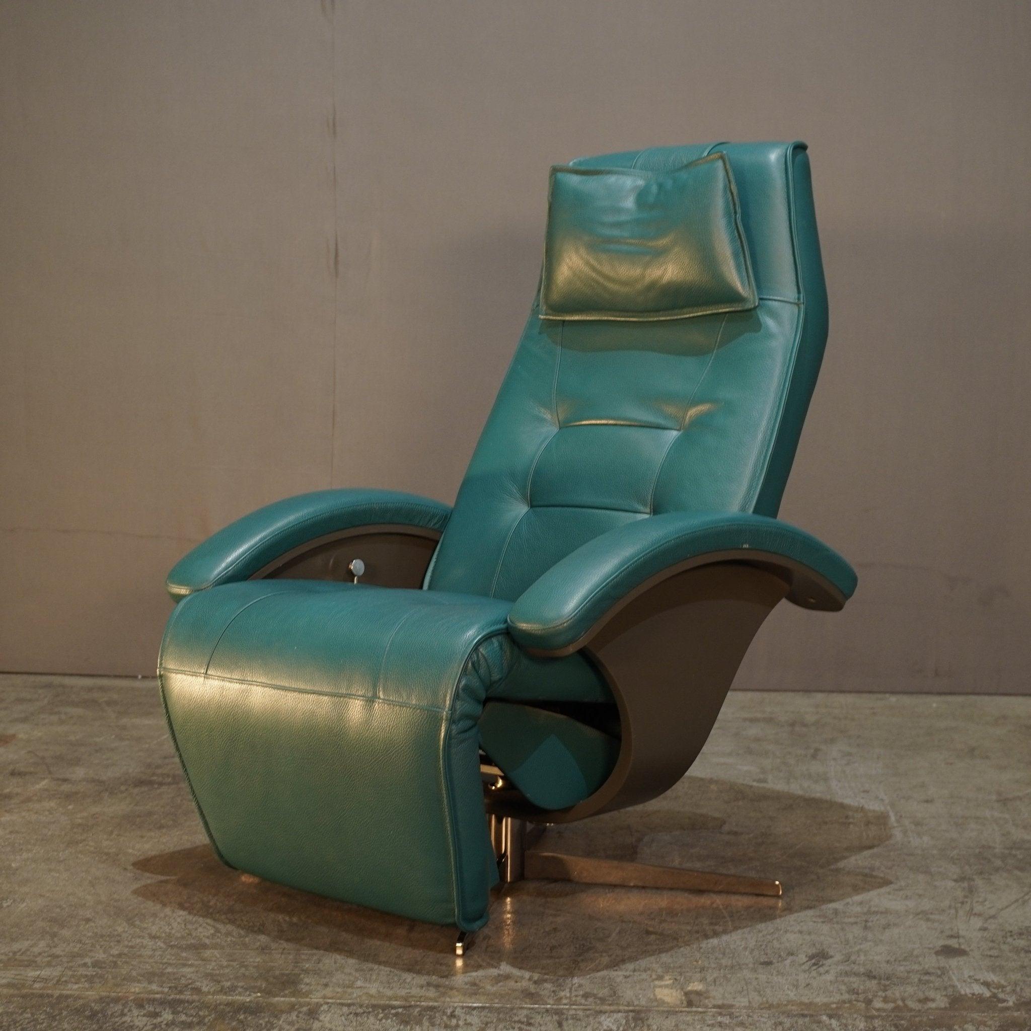 Le fauteuil inclinable Mistral de Roche Bobois est l'incarnation du luxe et du confort. Fabriqué avec des matériaux de la plus haute qualité, ce fauteuil respire l'élégance et la sophistication. Son design épuré est doté d'un dossier incurvé et