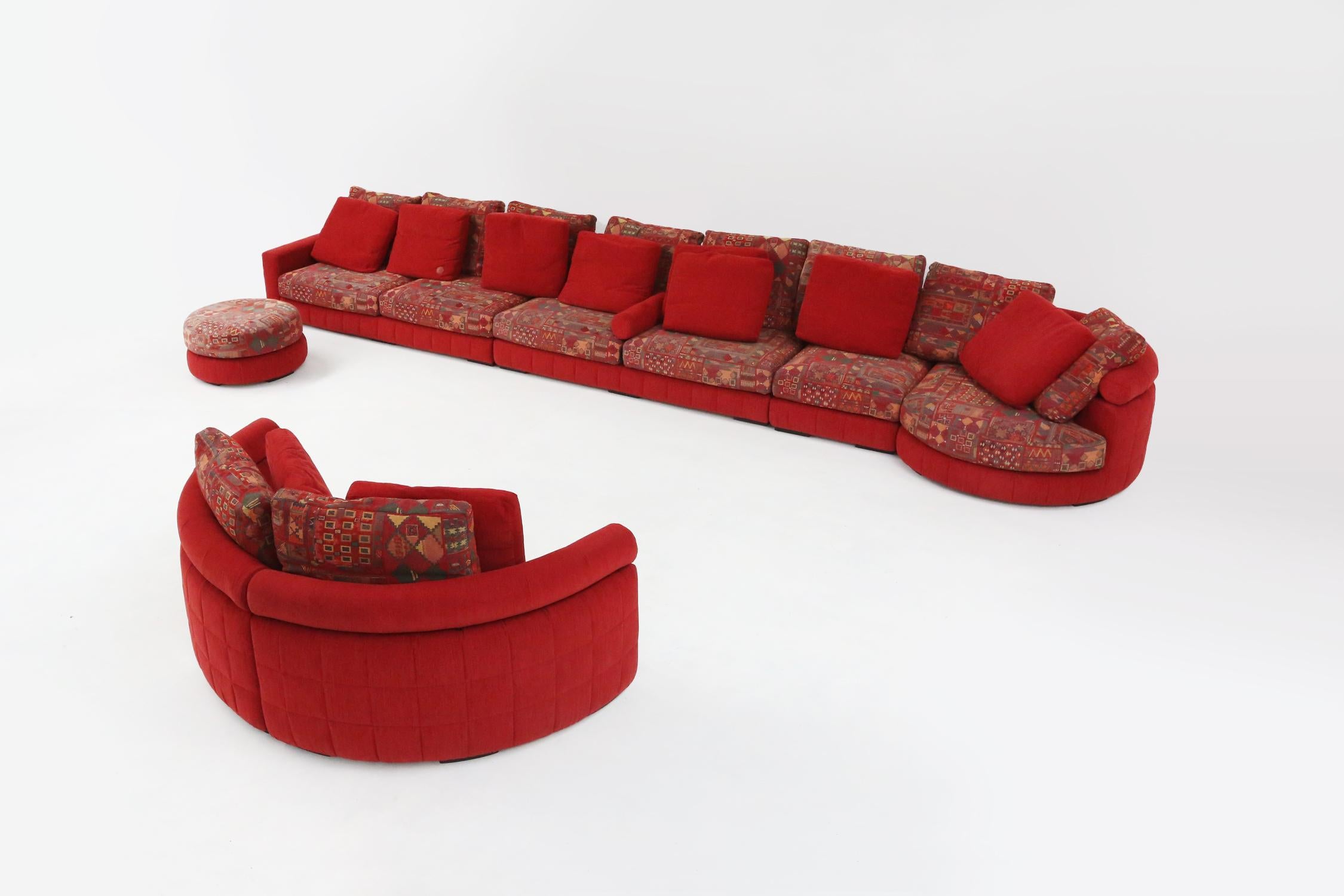 Modulares Roche Bobois-Sofa in Rot mit roter und gemusterter Polsterung 1980 (Französisch) im Angebot