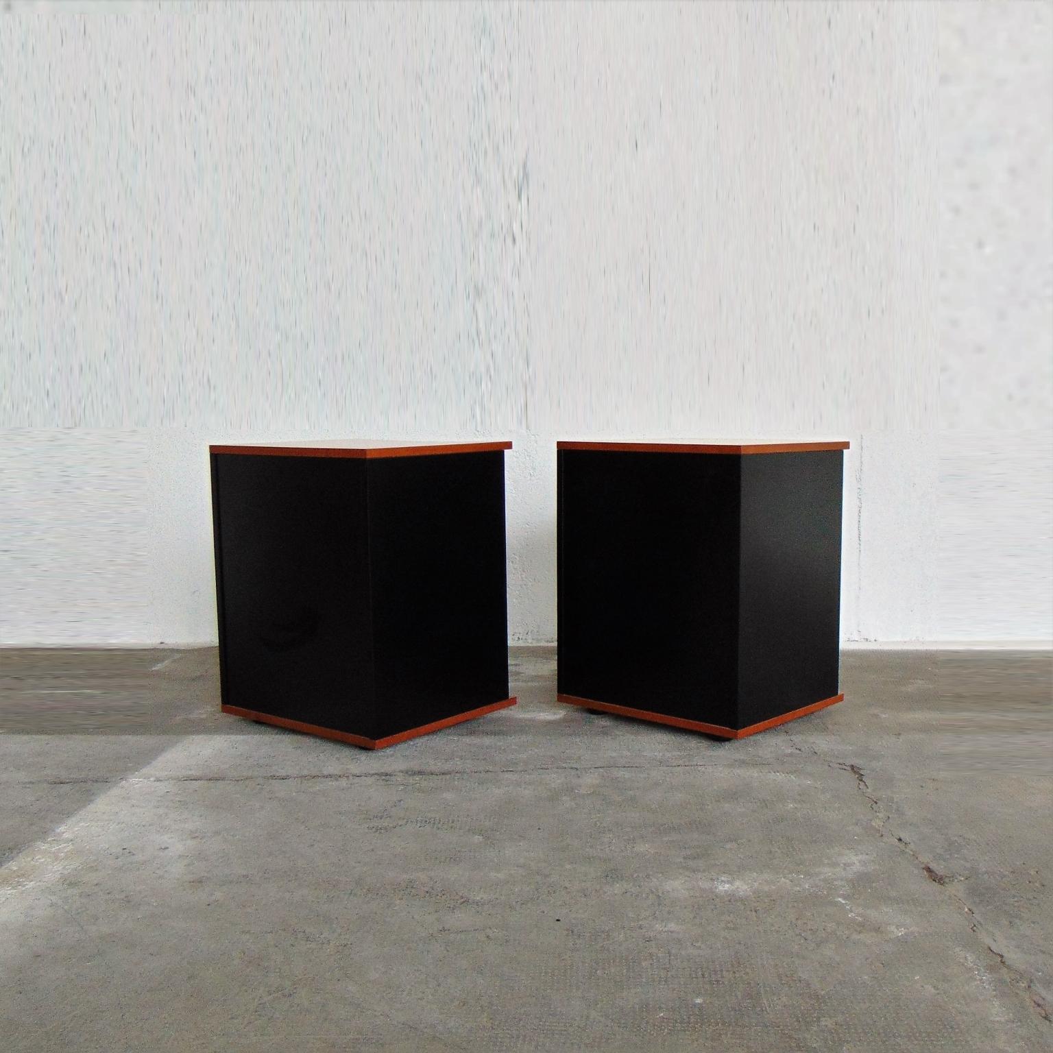 Bois 1990 Ensemble de 2 tables de nuit cerisier teinté noyer et laque noire, Roche Bobois en vente