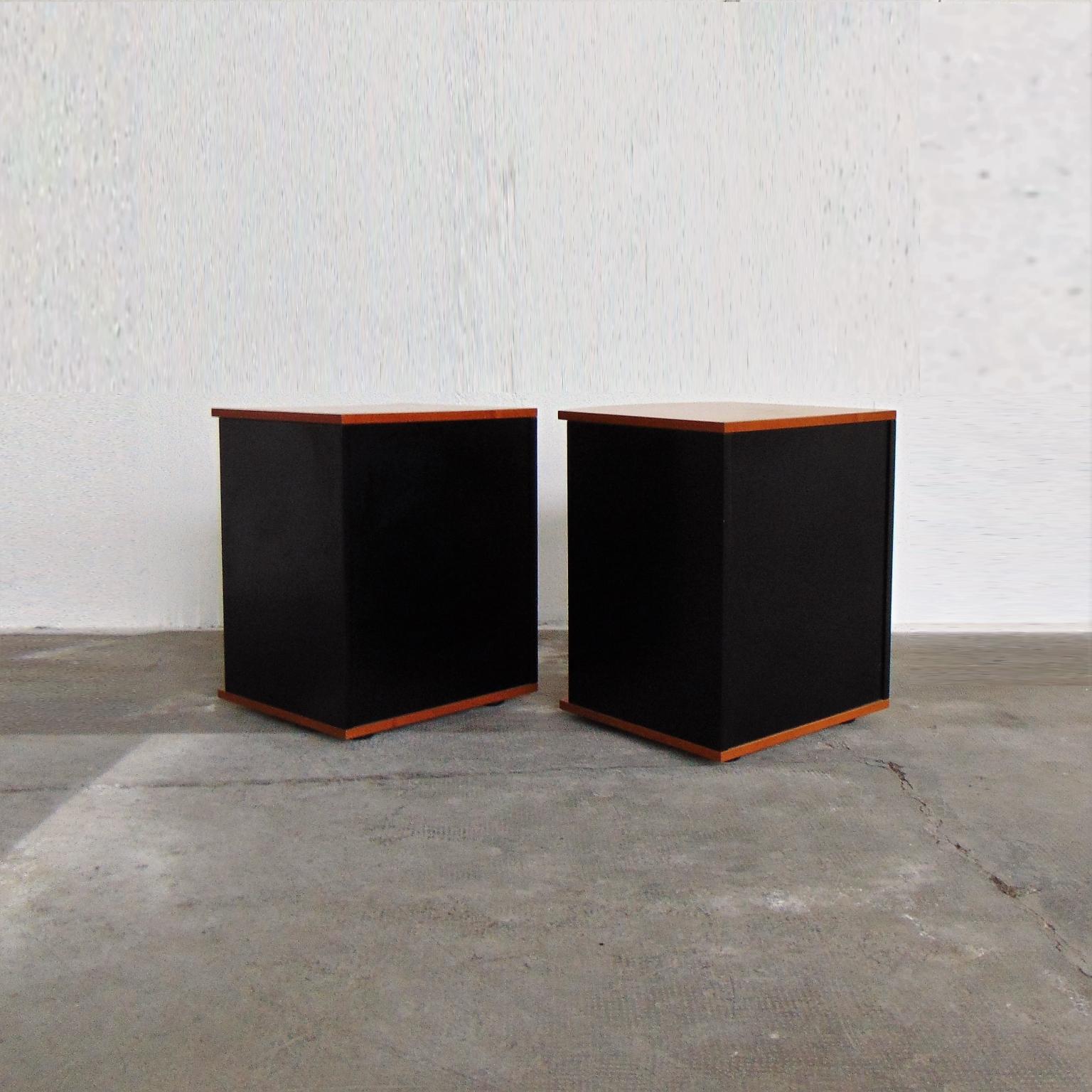 1990 Ensemble de 2 tables de nuit cerisier teinté noyer et laque noire, Roche Bobois en vente 3