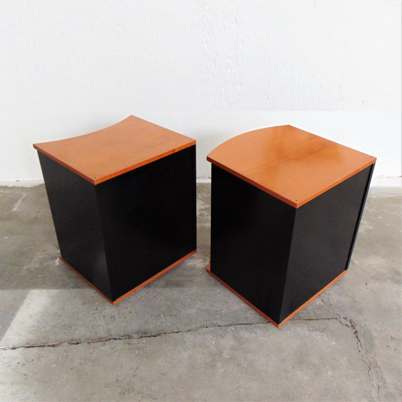 1990 Ensemble de 2 tables de nuit cerisier teinté noyer et laque noire, Roche Bobois en vente 4