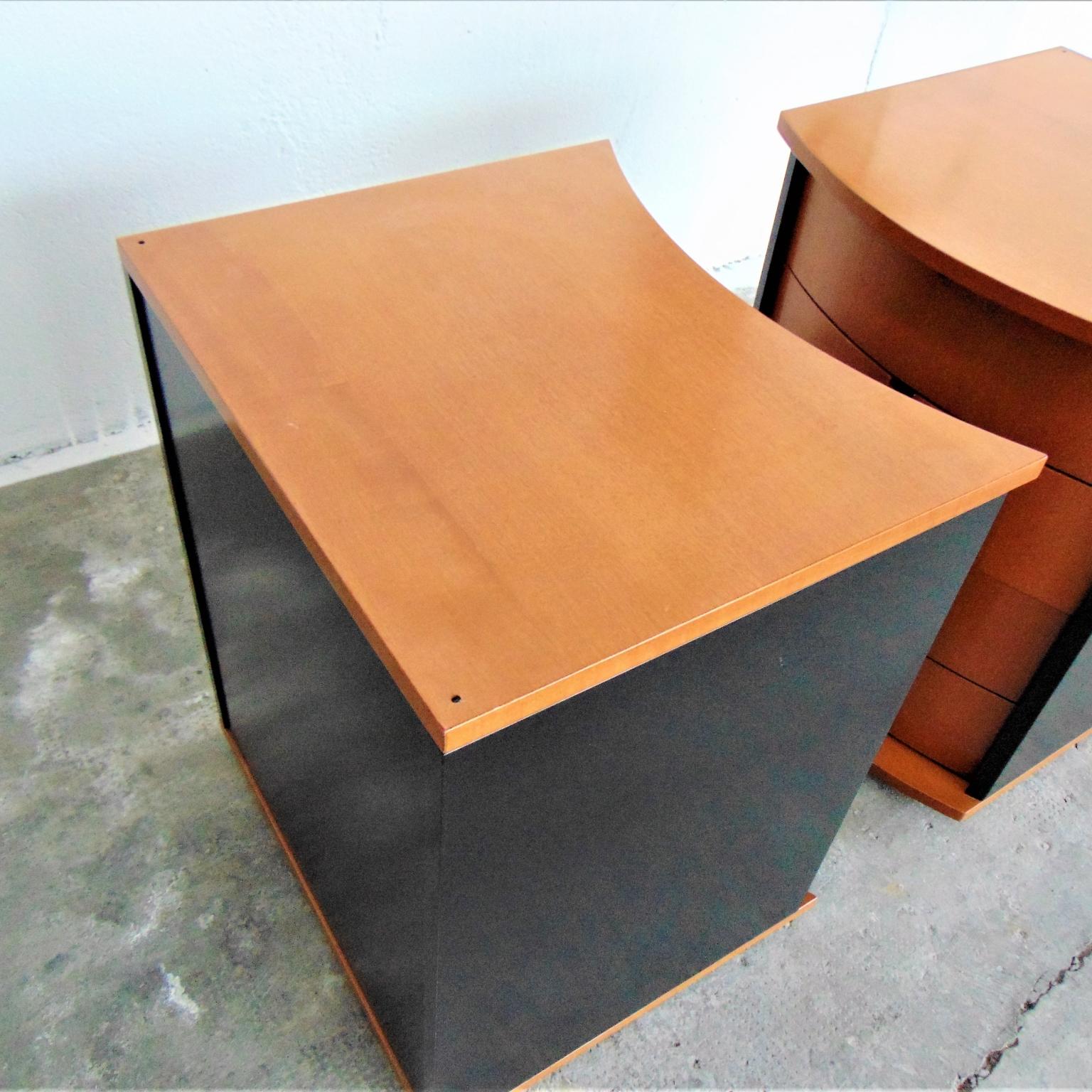 1990s Set of 2 Nightstands Walnut Stained Cherry and Black Lacquer, Roche Bobois For Sale 11