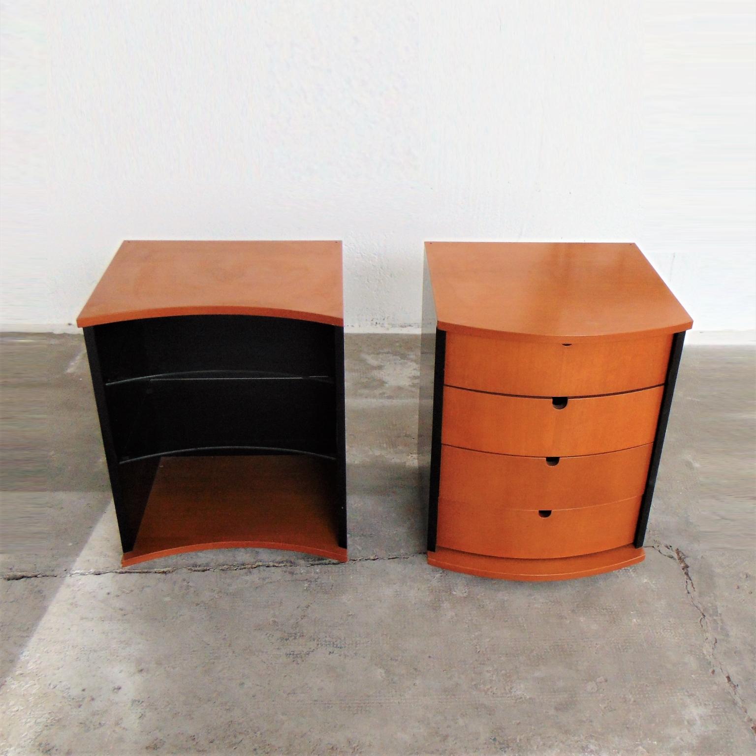 Two convex and concave nightstands manufactured in the early Nineties by Sormani for Roche-Bobois. Top, bottom and drawers' front are in light walnut; sides and back are in the renowned black satin lacquer of Sormani.
The convex night-table, with