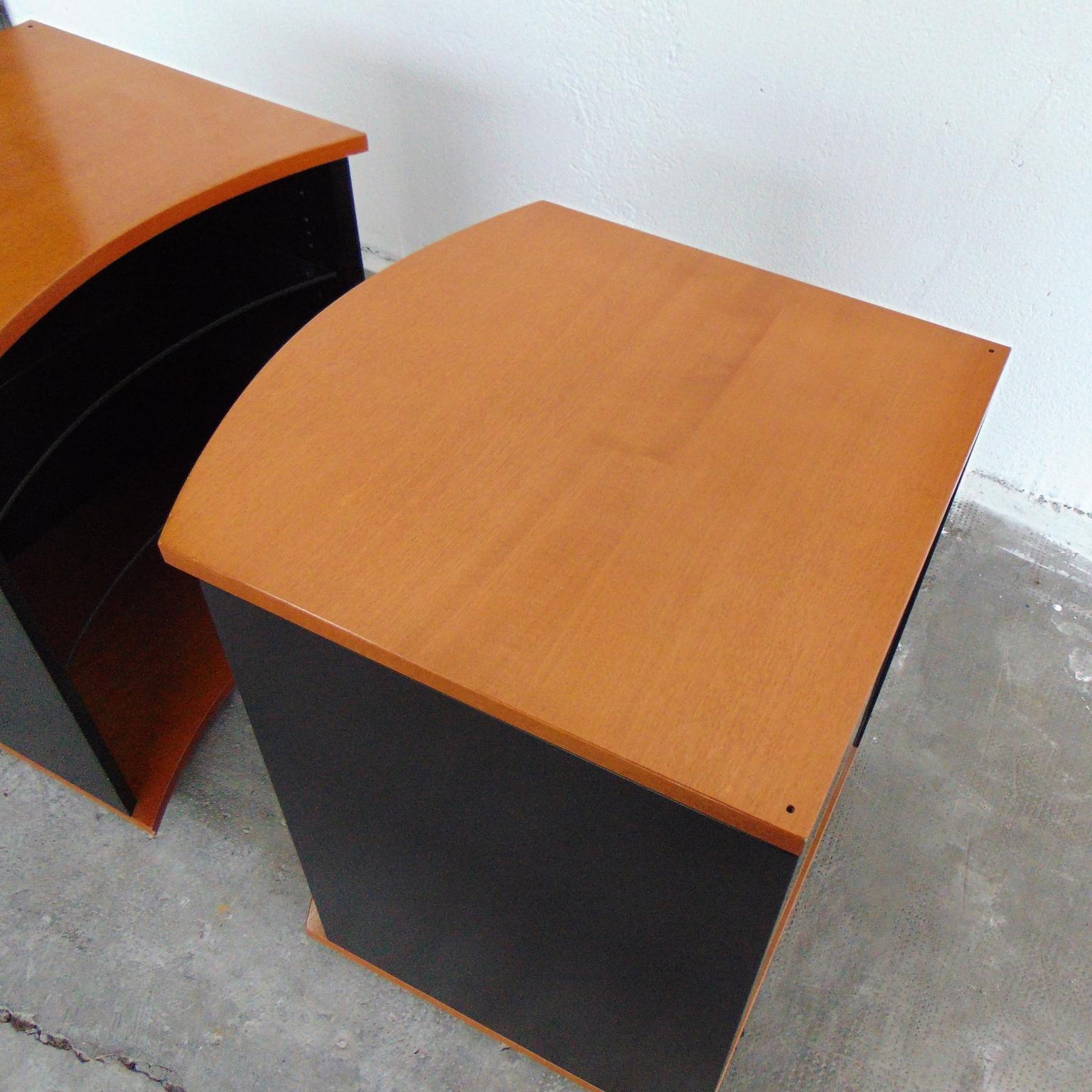 1990s Juego de 2 Mesillas de noche Cerezo teñido Nogal y lacado Negro, Roche Bobois en venta 12