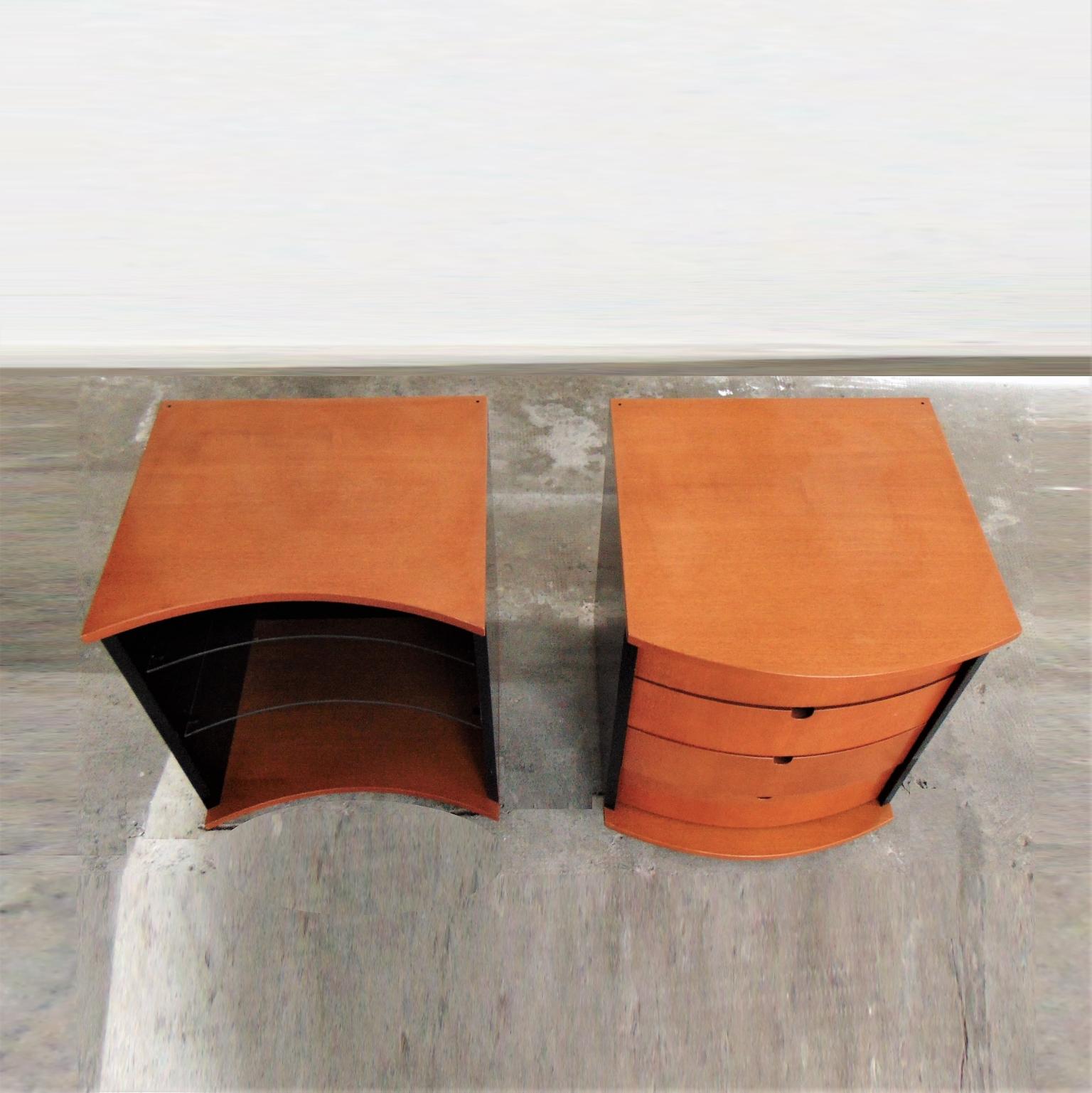 Mid-Century Modern 1990s Set of 2 Nightstands Walnut Stained Cherry and Black Lacquer, Roche Bobois For Sale