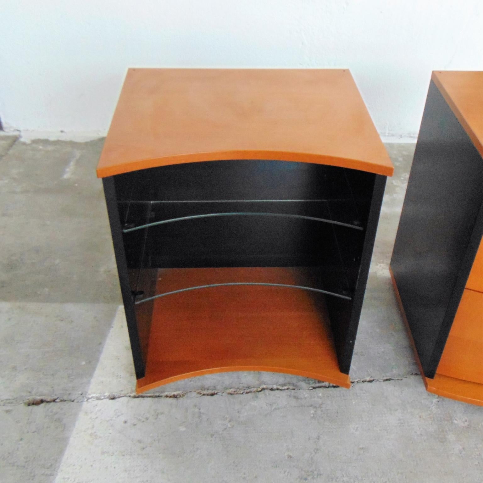 Italian 1990s Set of 2 Nightstands Walnut Stained Cherry and Black Lacquer, Roche Bobois For Sale