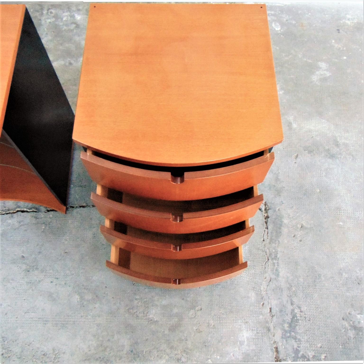 1990s Set of 2 Nightstands Walnut Stained Cherry and Black Lacquer, Roche Bobois In Good Condition For Sale In Arosio, IT
