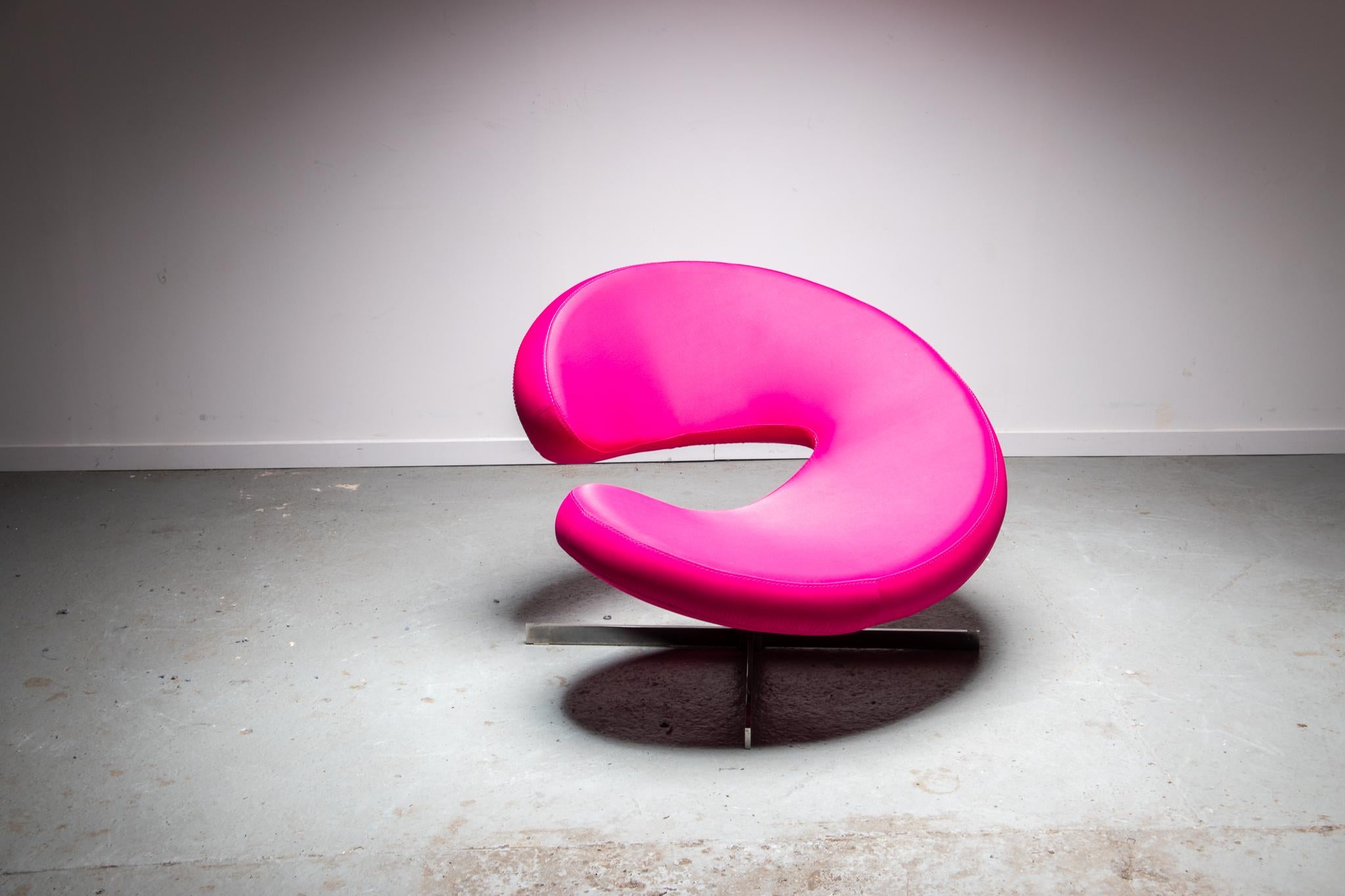Nuage fauteuil designed by Roberto Tapinassi & Maurizio Manzoni. Upholstered in a pink fabric with a turning chrome base. This fauteuil is in very good condition.Very good condition with minimal signs of use.

Dimensions: Height 67cm Width 91cm