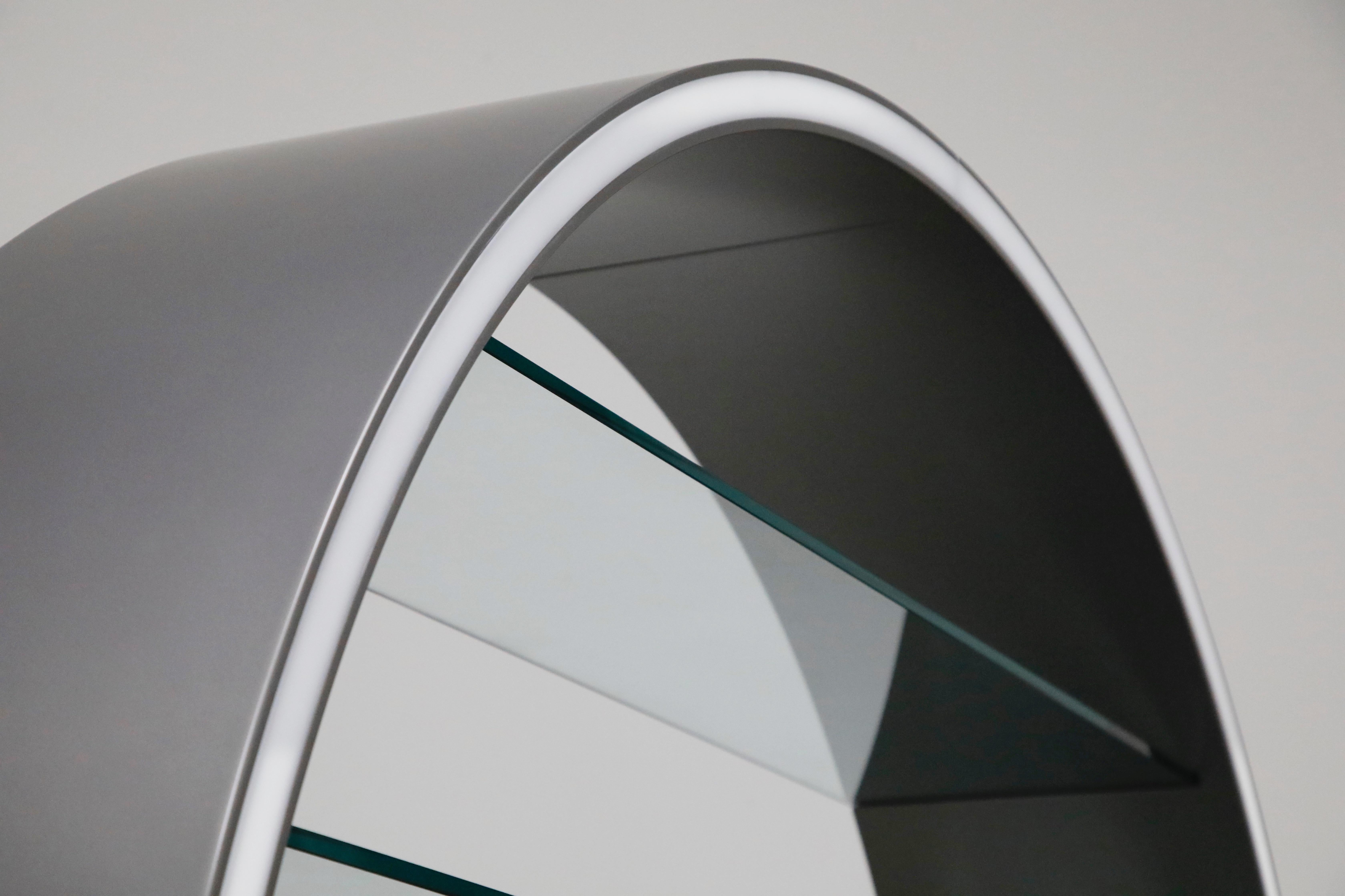 Roche Bobois 'Omega' Bibliothèque à dossier ouvert avec étagères en verre éclairées 6
