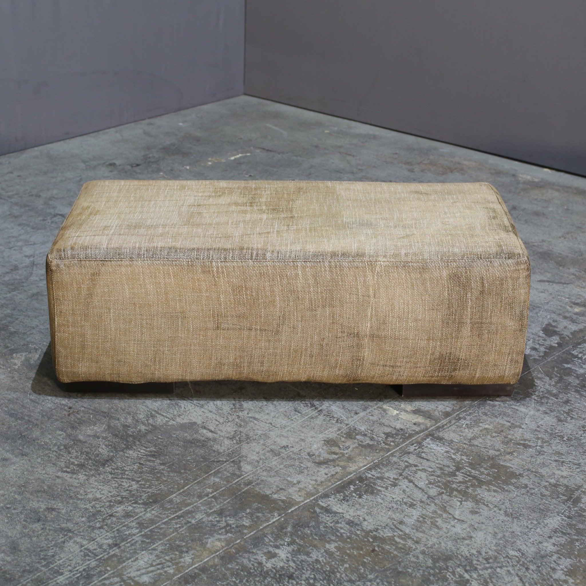 Introduisez une touche d'opulence et de sophistication dans votre espace de vie avec l'Ottoman de Roche Bobois. Fabriquée avec les matériaux les plus fins, cette pièce luxueuse présente un design épuré et moderne qui rehaussera n'importe quelle
