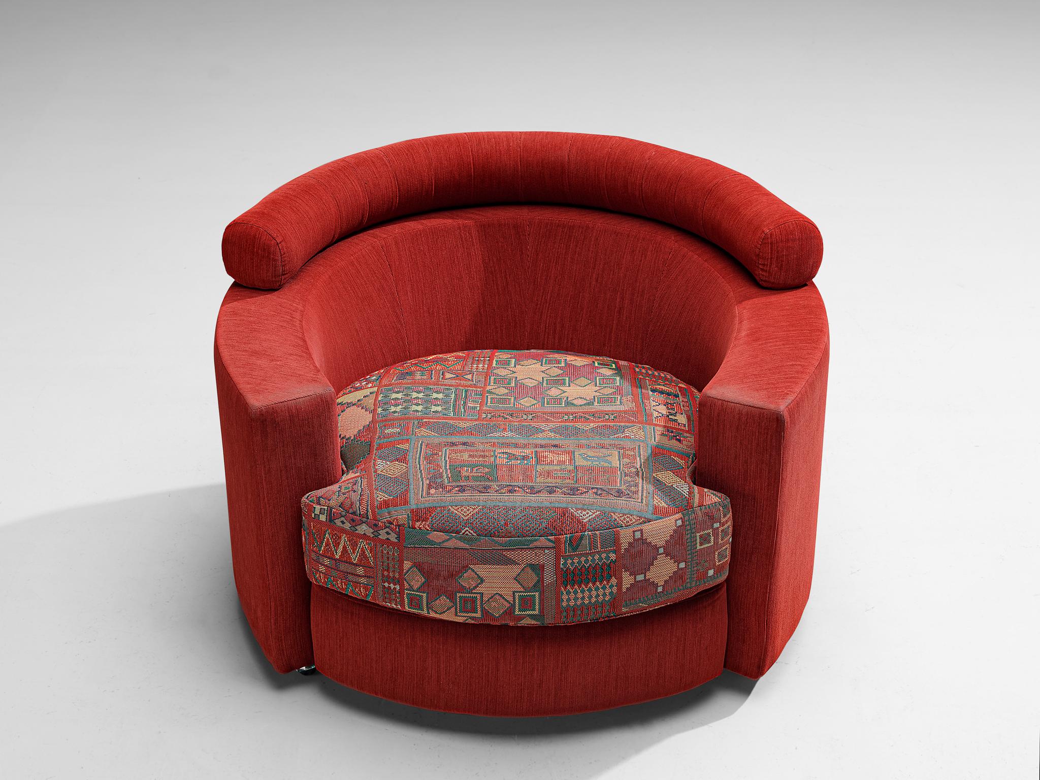 Tissu Roche Bobois paire de fauteuils de salon en tissu rouge et à motifs en vente