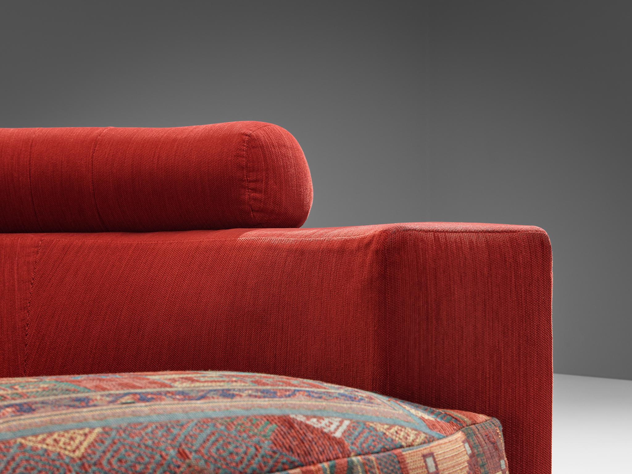 Roche Bobois paire de fauteuils de salon en tissu rouge et à motifs en vente 1