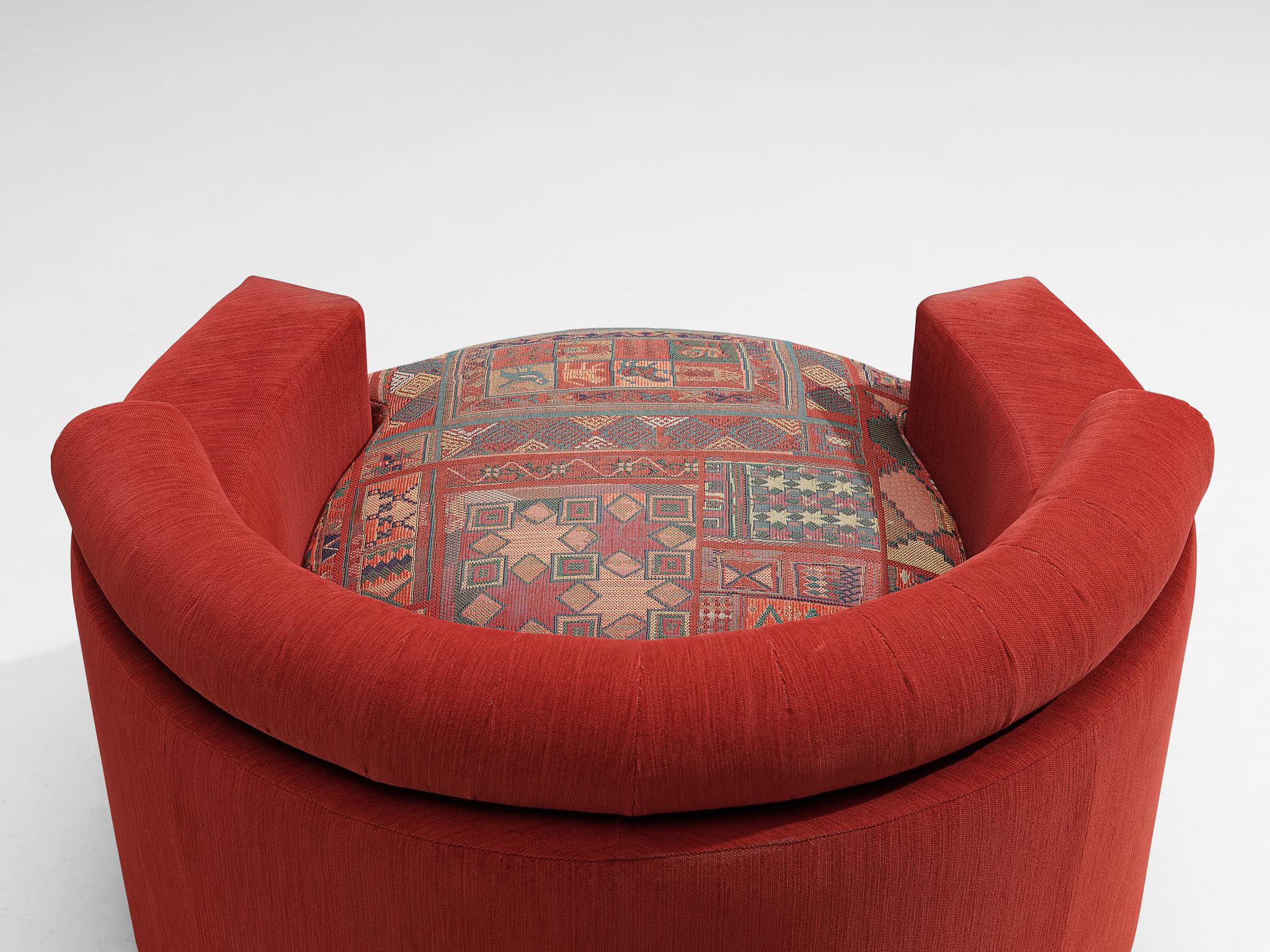 Roche Bobois paire de fauteuils de salon en tissu rouge et à motifs en vente 2