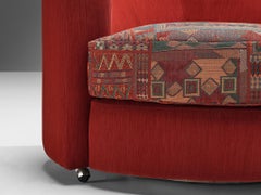 Roche Bobois paire de fauteuils de salon en tissu rouge et à motifs
