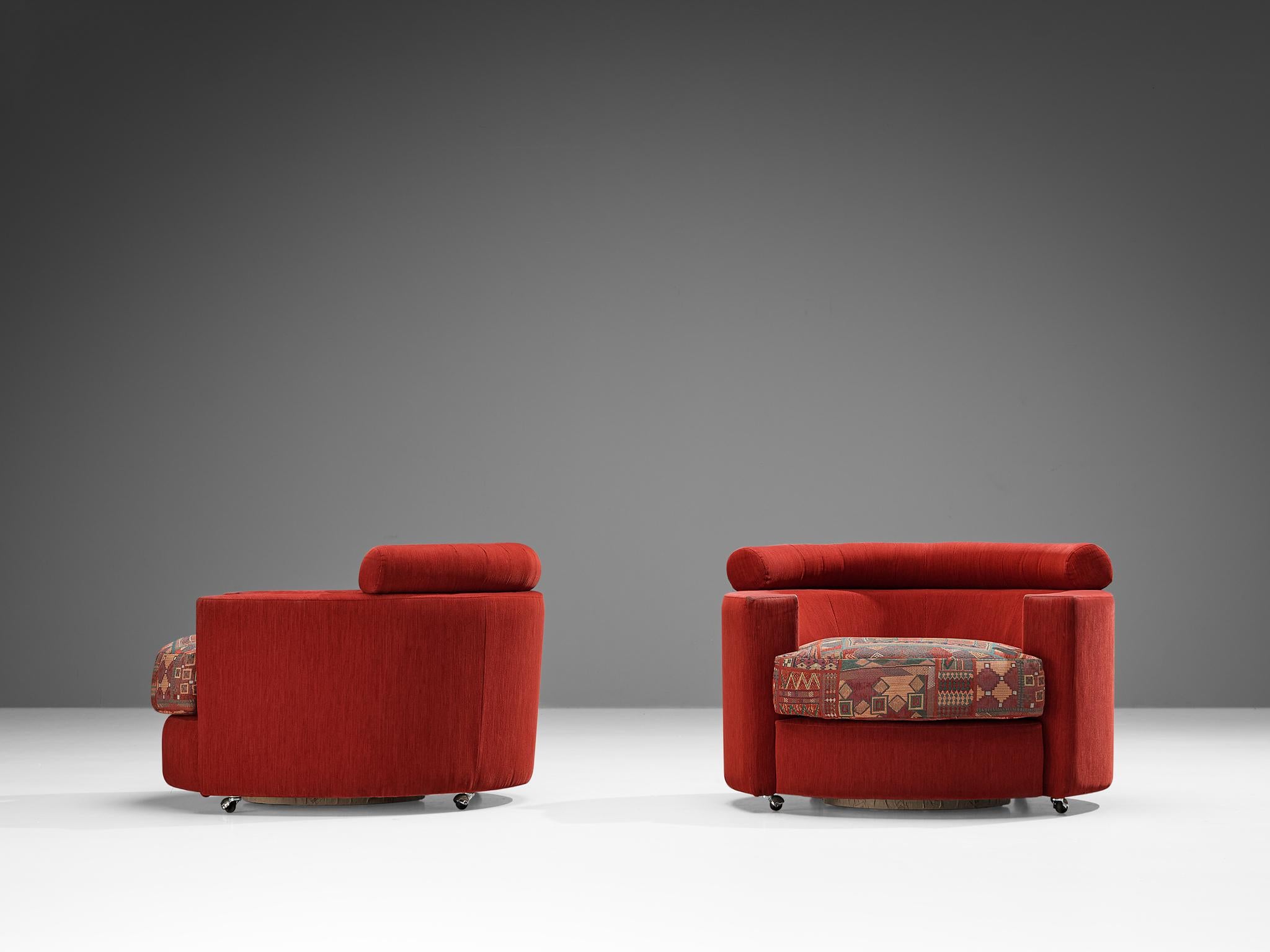 Postmoderne Roche Bobois paire de fauteuils de salon en tissu rouge et à motifs en vente