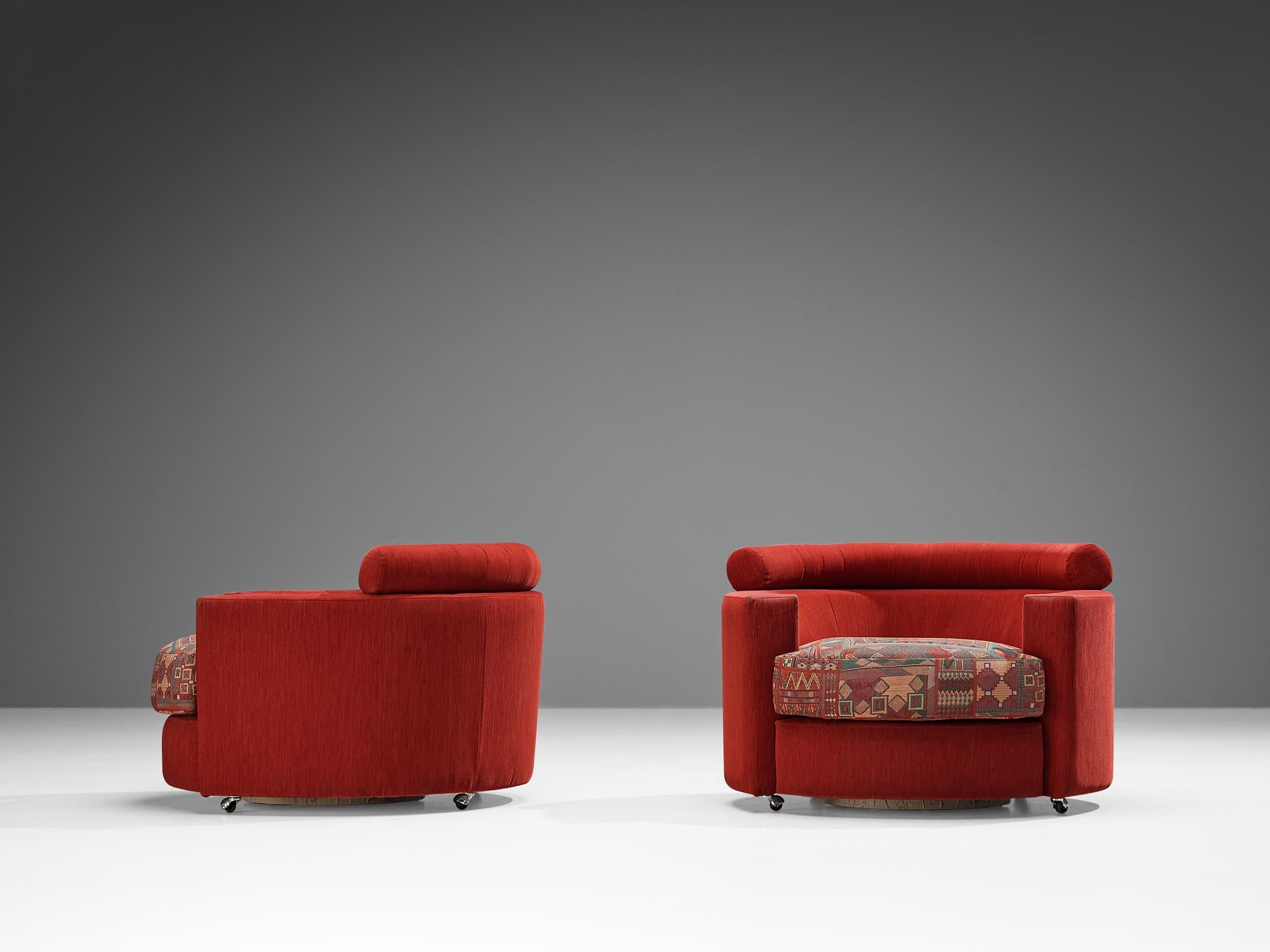 Pareja de sillones Roche Bobois en tapicería roja y estampada finales del siglo XX en venta