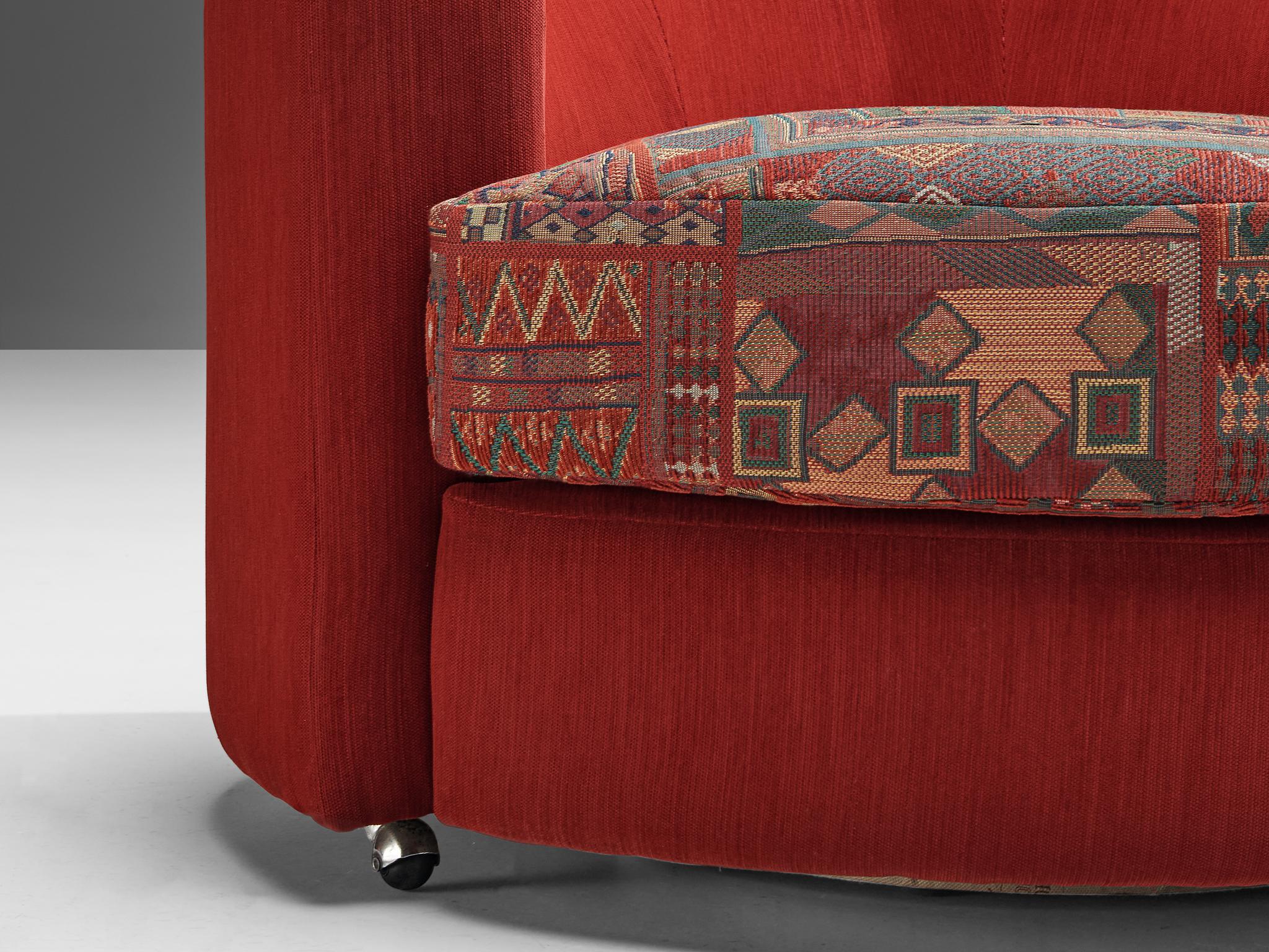 Français Roche Bobois paire de fauteuils de salon en tissu rouge et à motifs en vente