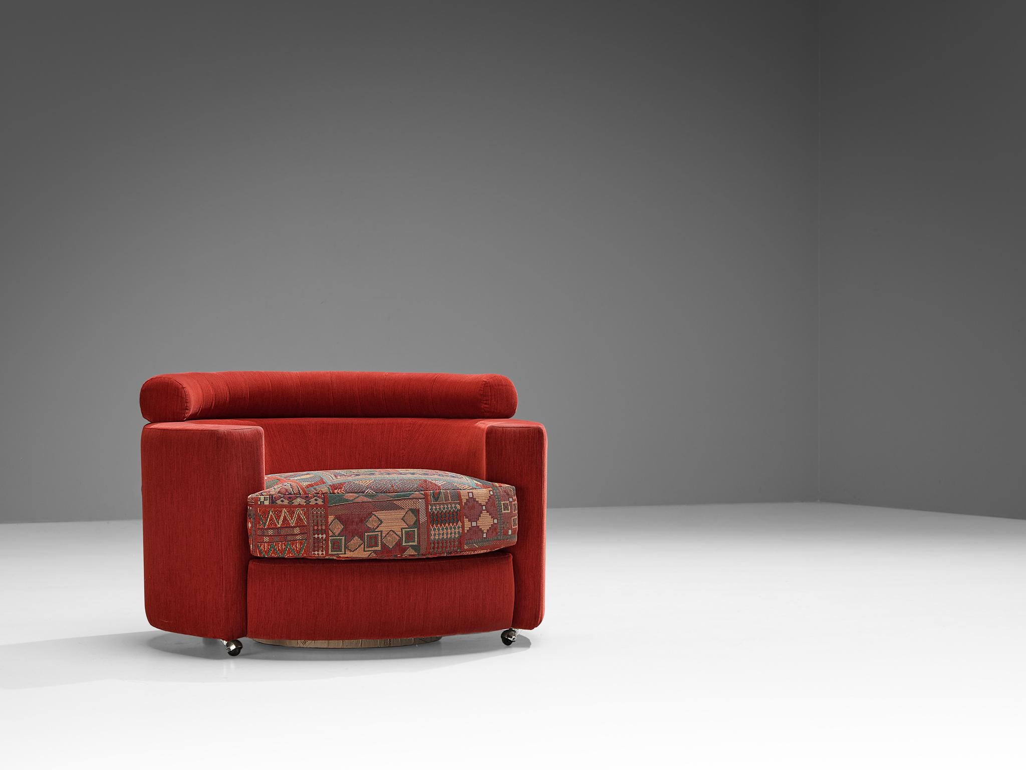 Fin du 20e siècle Roche Bobois paire de fauteuils de salon en tissu rouge et à motifs en vente