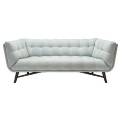 Canapé Roche Bobois à 2,5 places en tissu bleu pâle profilé