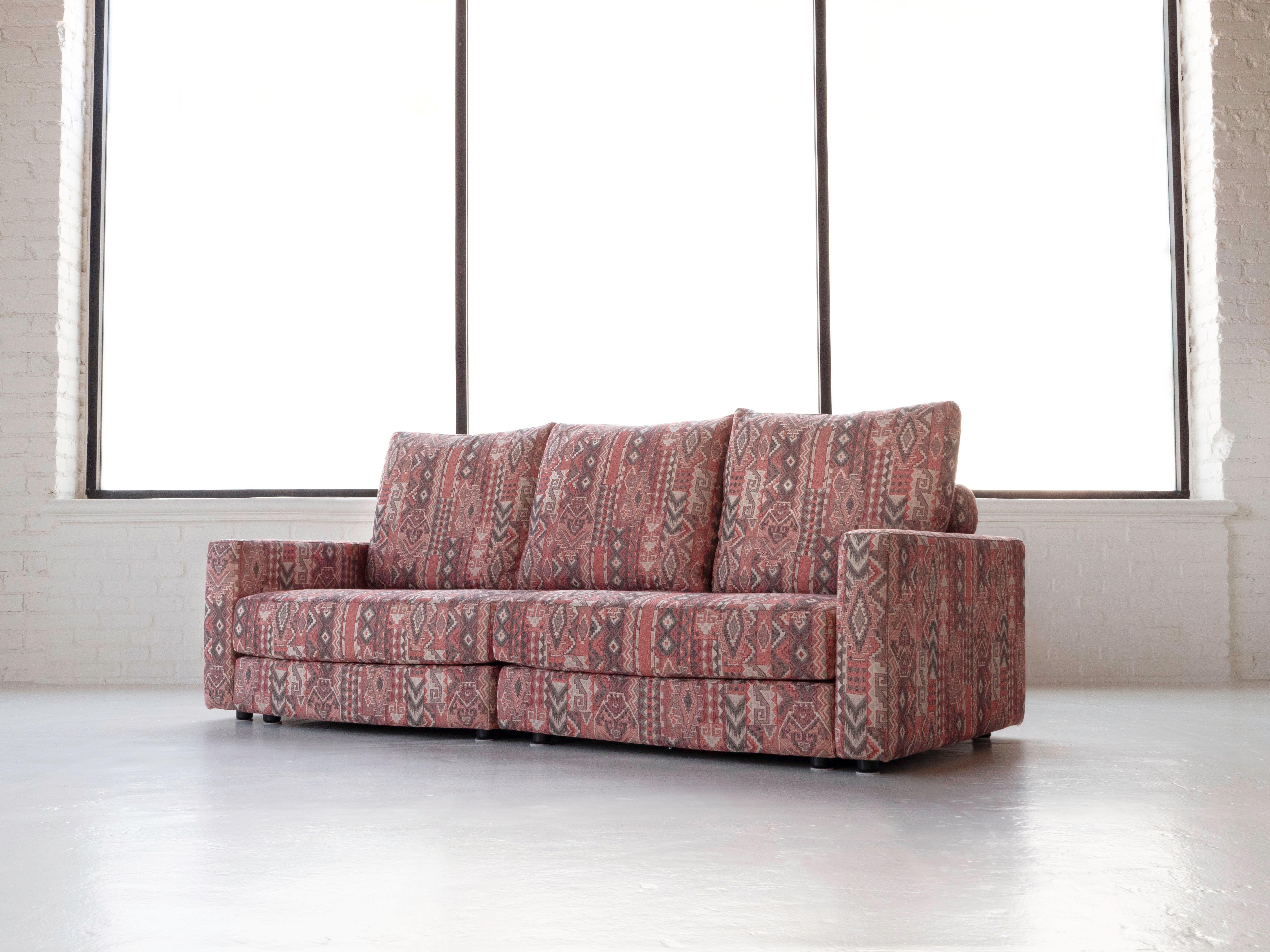 Postmoderne Roche Bobois Post Modern Sofa & Ottoman Circa 1980''s en vente