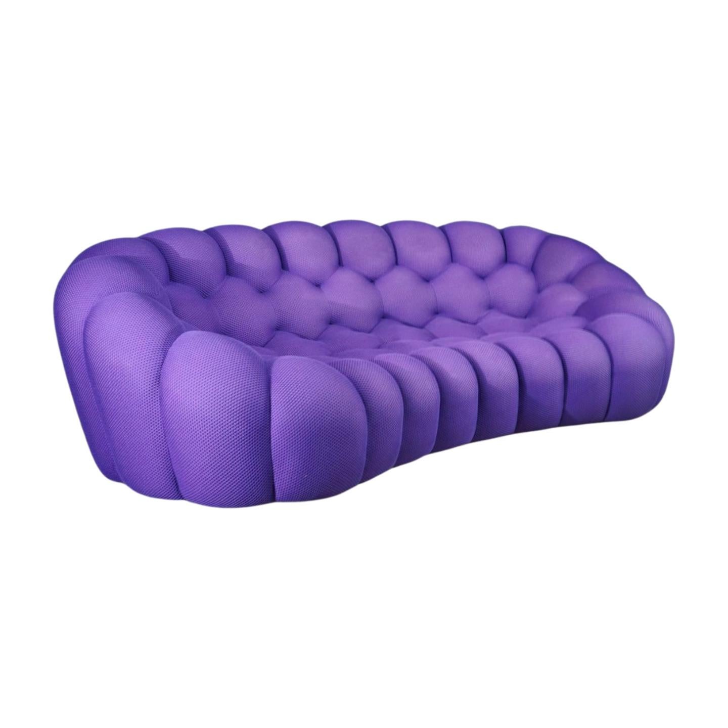 Dieses aufregende Stück von Roche Bobois verbindet Opulenz mit avantgardistischem Design. Das Sofa Roche Bobois Purple Bubble ist mit einem luxuriösen, tiefvioletten Stoff gepolstert und strahlt eine kühne, moderne Ästhetik aus. Die