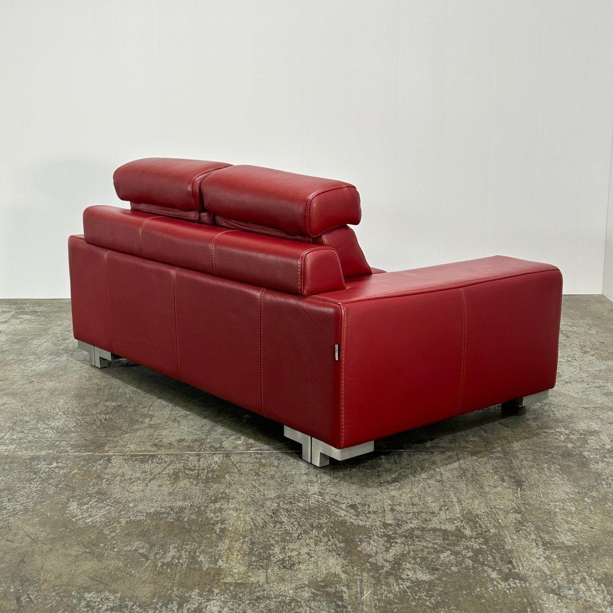 Introduce un toque de lujo en tu salón con el Sofá de dos plazas de cuero rojo Roche Bobois. Fabricado con piel de la mejor calidad, este sofá irradia elegancia y sofisticación. Su vibrante color rojo añade un toque de color a cualquier habitación,
