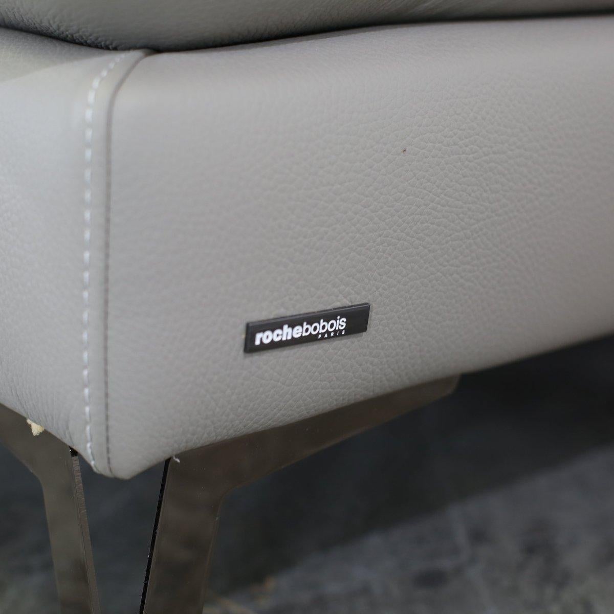 Ti presentiamo il lussuoso divano in pelle Scenario di Roche Bobois. Questo pezzo sofisticato presenta un design elegante e moderno, realizzato con pelle della migliore qualità per un tocco di eleganza. I cuscini profondi e morbidi offrono il