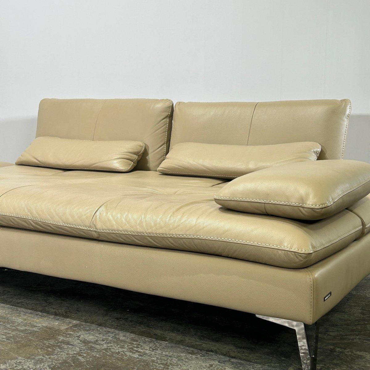 Voici le nec plus ultra en matière de luxe et de style - le canapé sectionnel Scenario de Roche Bobois. Cette superbe pièce présente un design épuré et moderne, avec des coussins en peluche et une assise spacieuse pour un confort ultime. Les