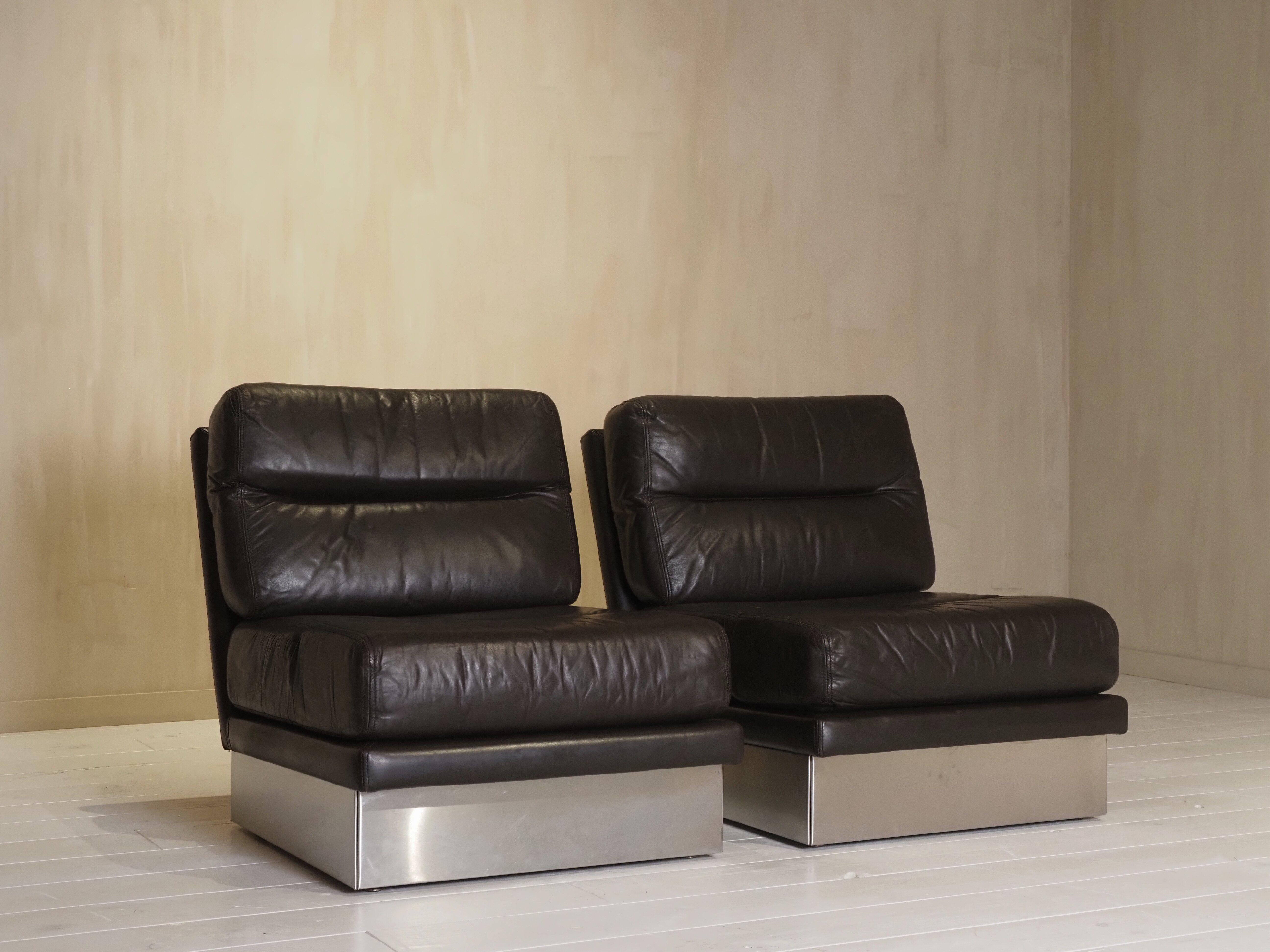 Set modulare di 4 sedie da salotto Roche Bobois, design anni '70 nello stile di Jacques Charpentier.

Un raro set di sedie da salotto modulari di Roche Bobois, risalente agli anni Settanta. Rivestite in pelle marrone intenso con una generosa