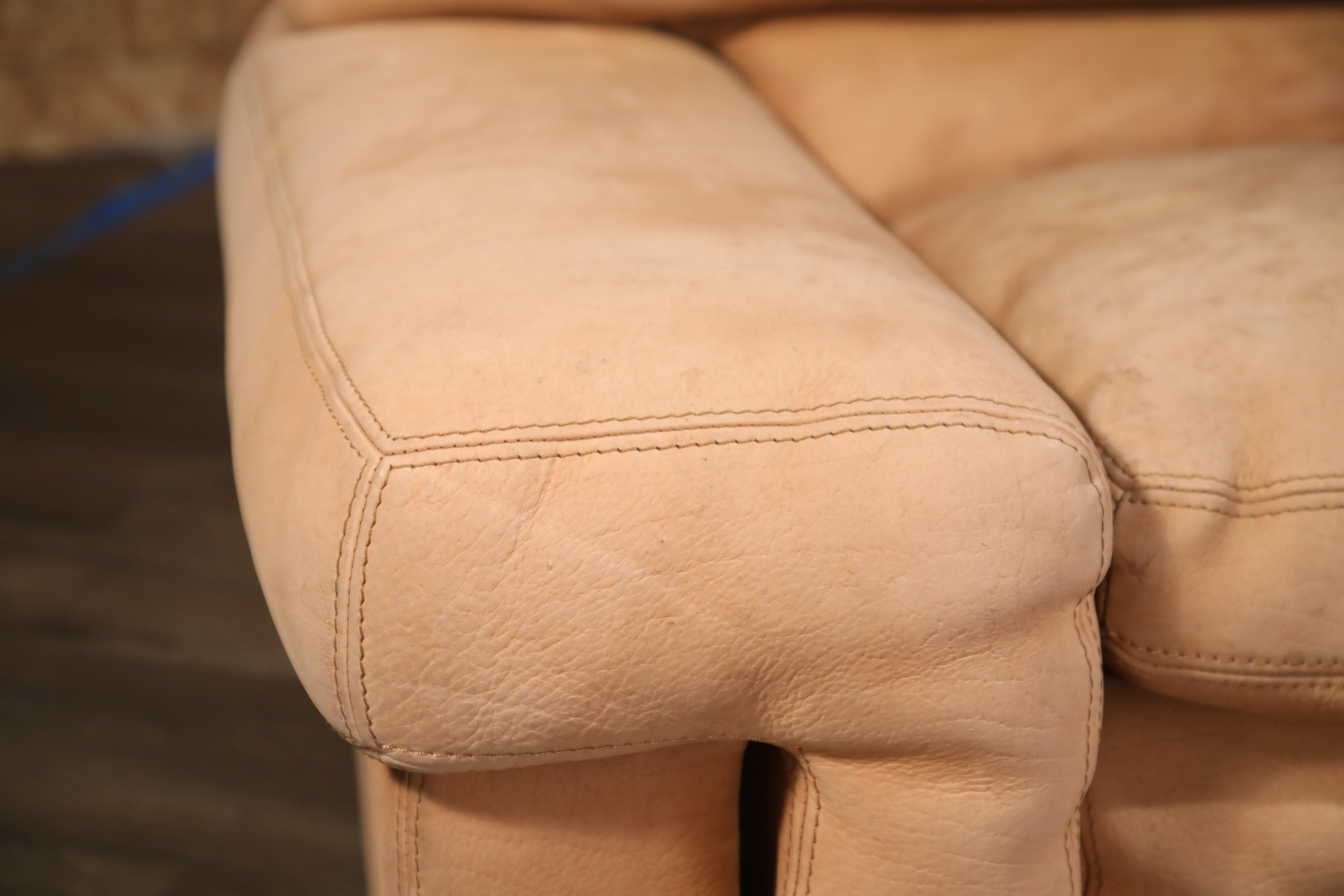 Roche Bobois Sofa und Sessel aus nacktem Leder mit natürlichem Finish:: um 1980er Jahre 10