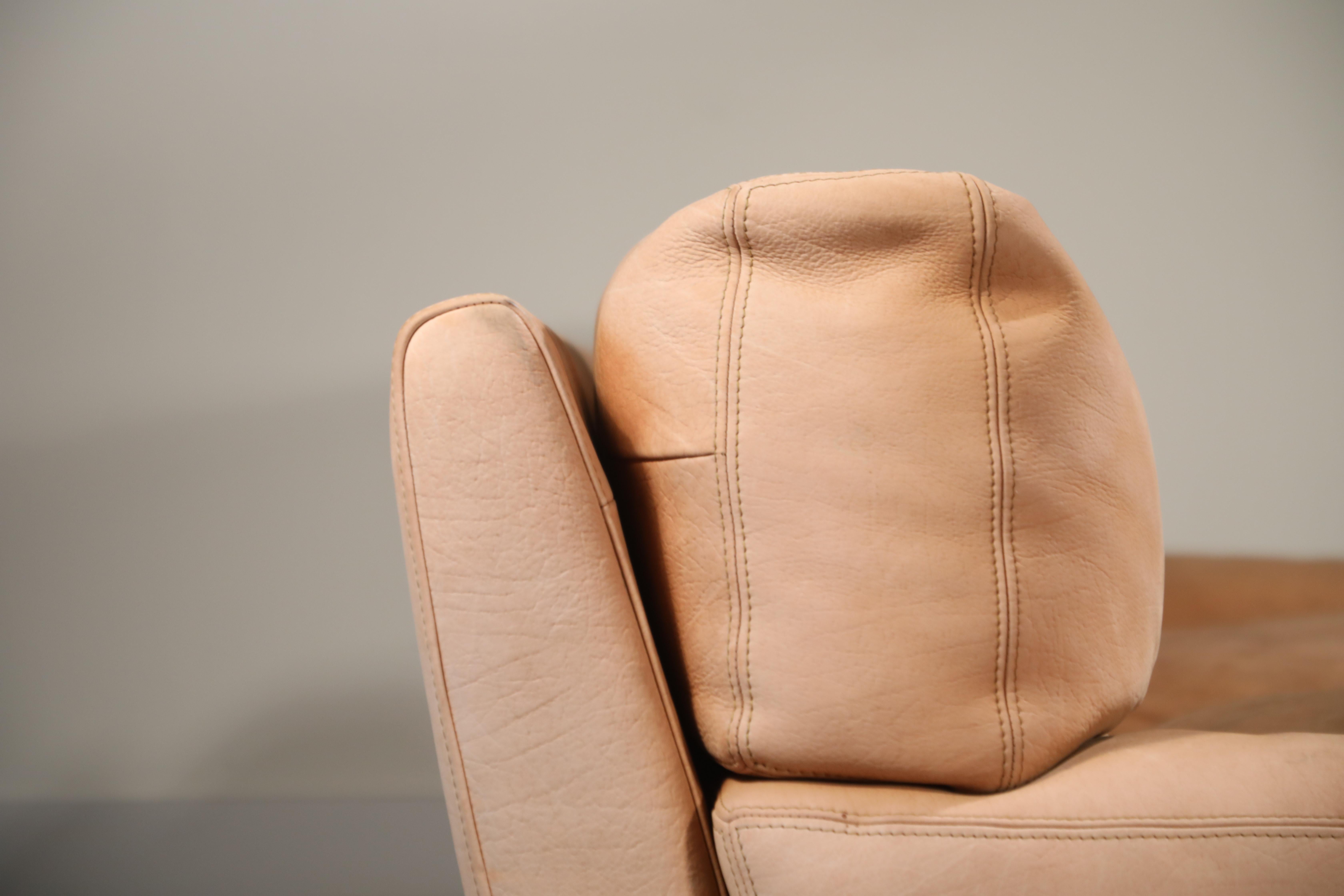 Roche Bobois Sofa und Sessel aus nacktem Leder mit natürlichem Finish:: um 1980er Jahre im Zustand „Gut“ in Los Angeles, CA