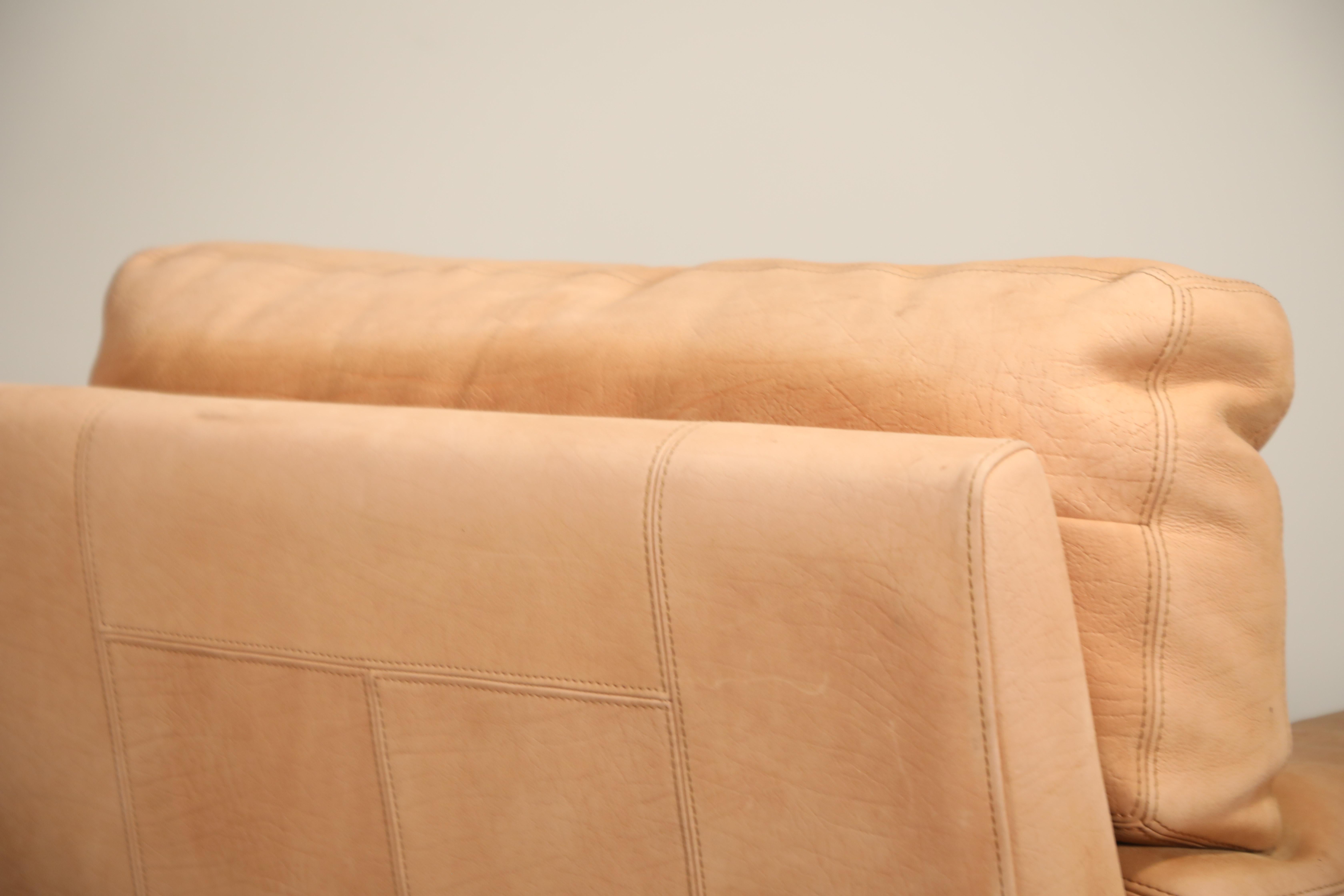 Roche Bobois Sofa und Sessel aus nacktem Leder mit natürlichem Finish:: um 1980er Jahre 2