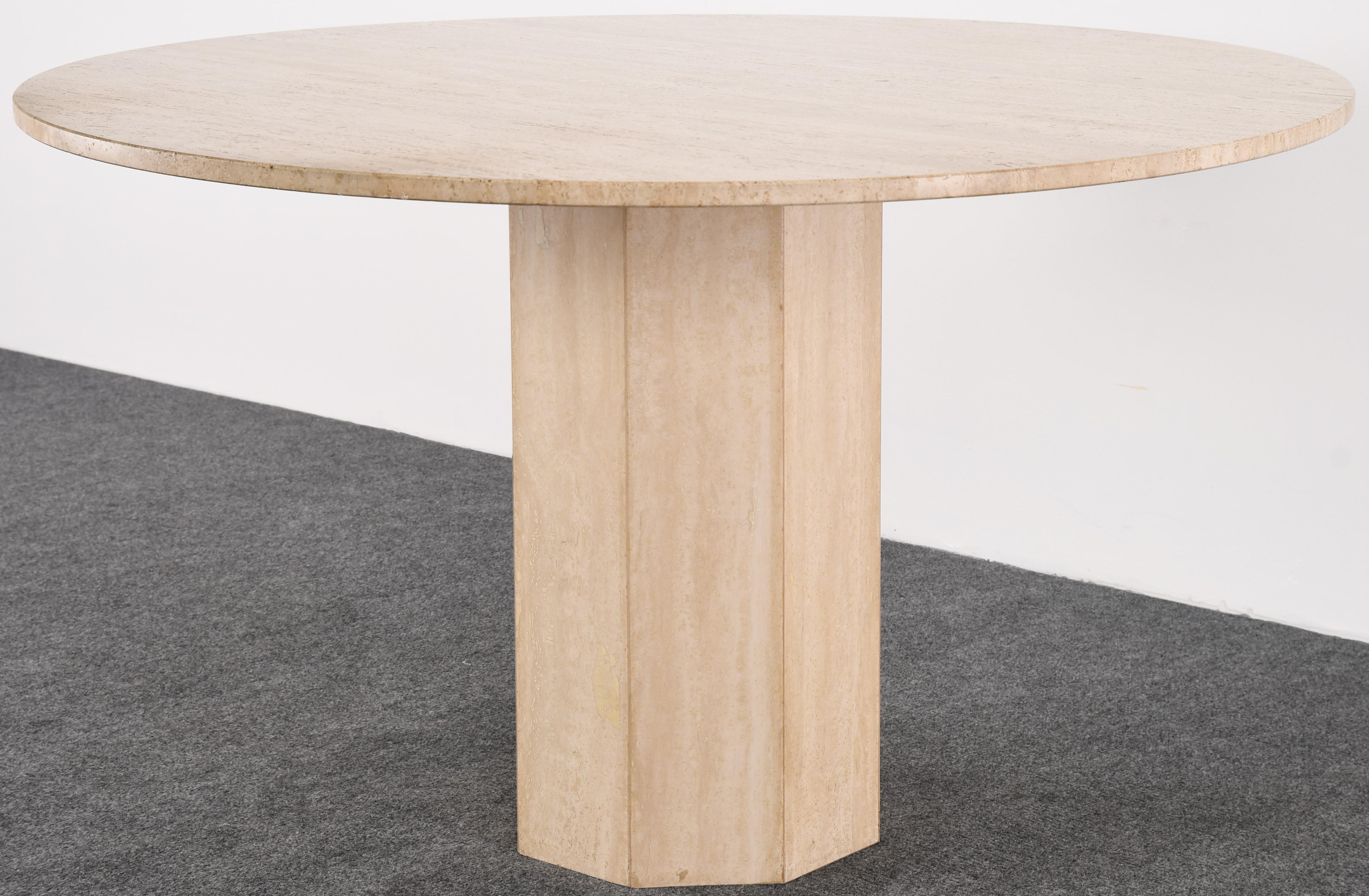 Une belle table à manger ronde en travertin italien naturel. Cette table de style Roche Bobois a une base octogonale à piédestal. Livré en deux sections pour un assemblage facile. 

Dimensions : 28.5