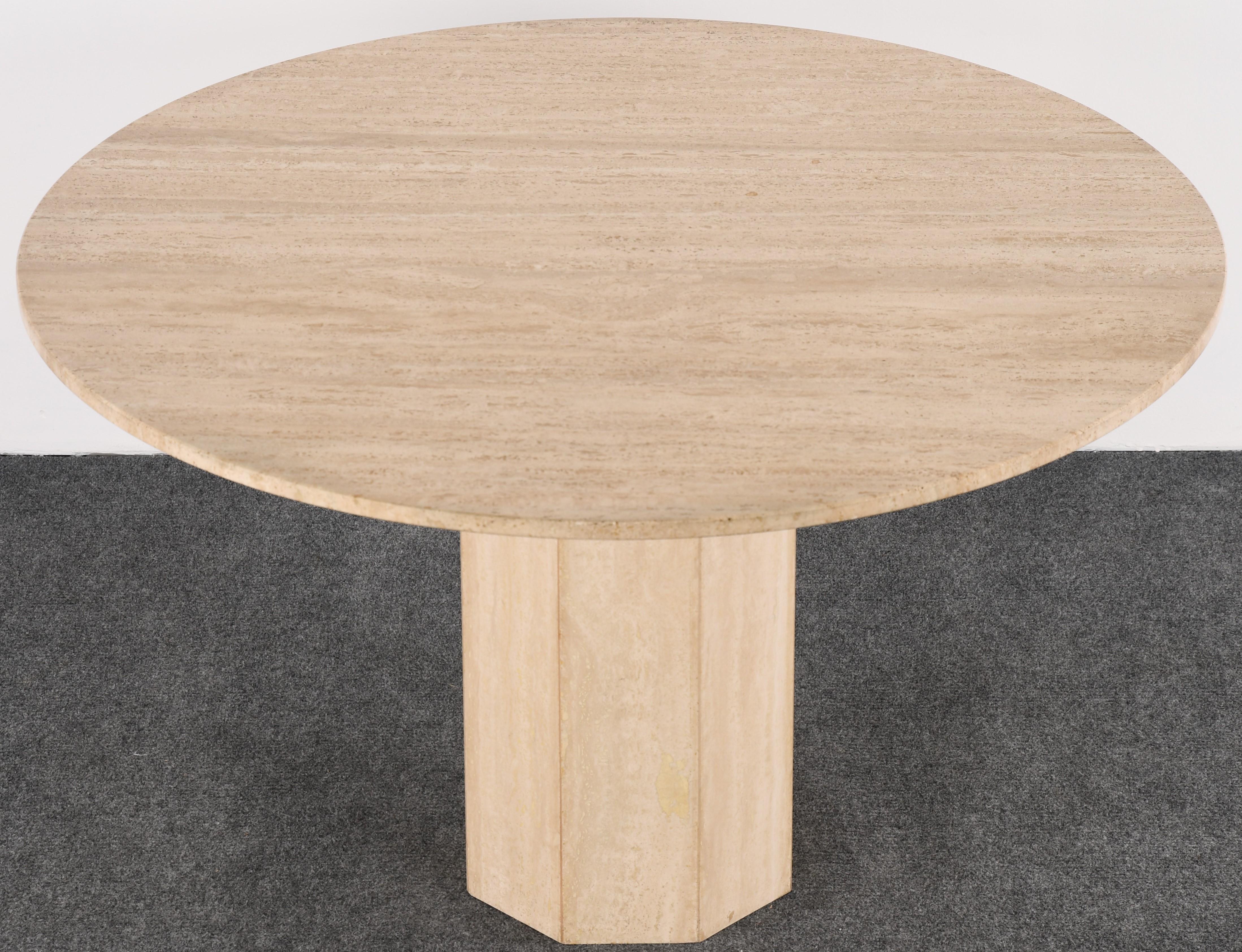 Mid-Century Modern Table de salle à manger ronde en travertin italien de style Roche Bobois:: 1970