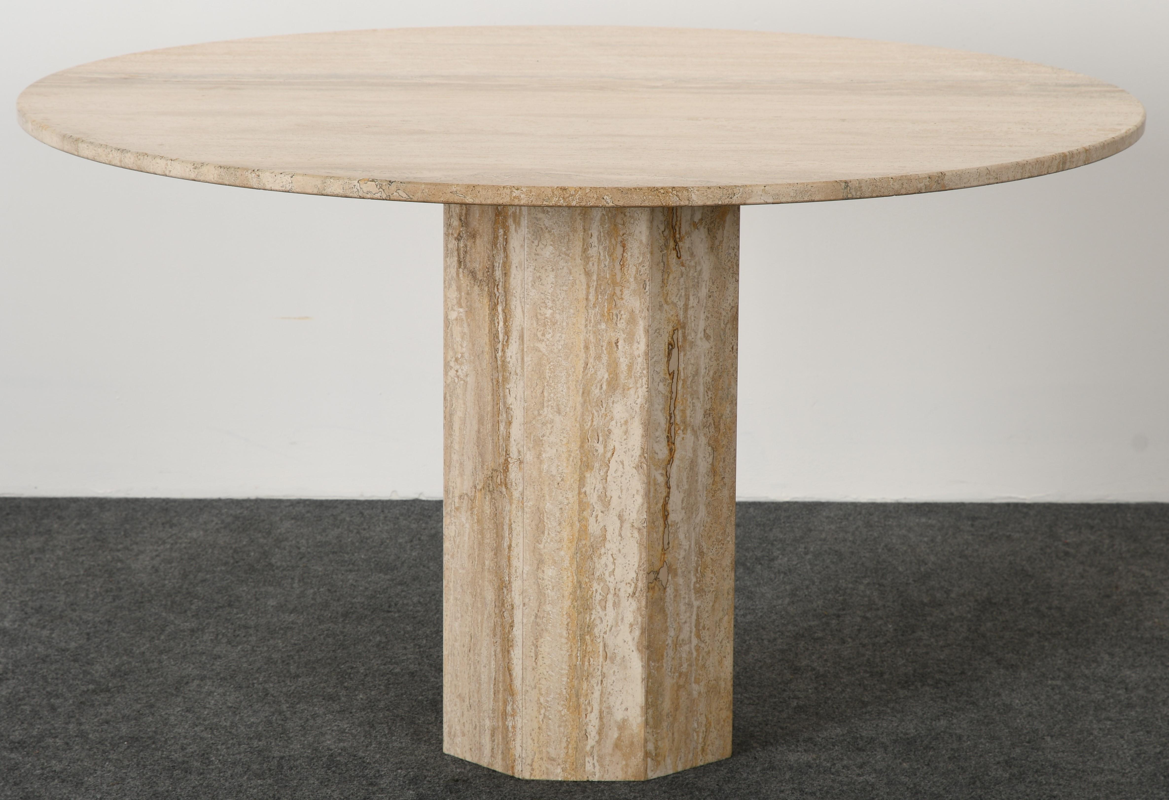 Superbe table à manger ronde en marbre travertin de style Roche Bobois avec une base octogonale. Cette table en marbre présente de belles veines sur toute sa surface. Une pièce idéale pour un intérieur minimaliste. En bon état:: avec une usure