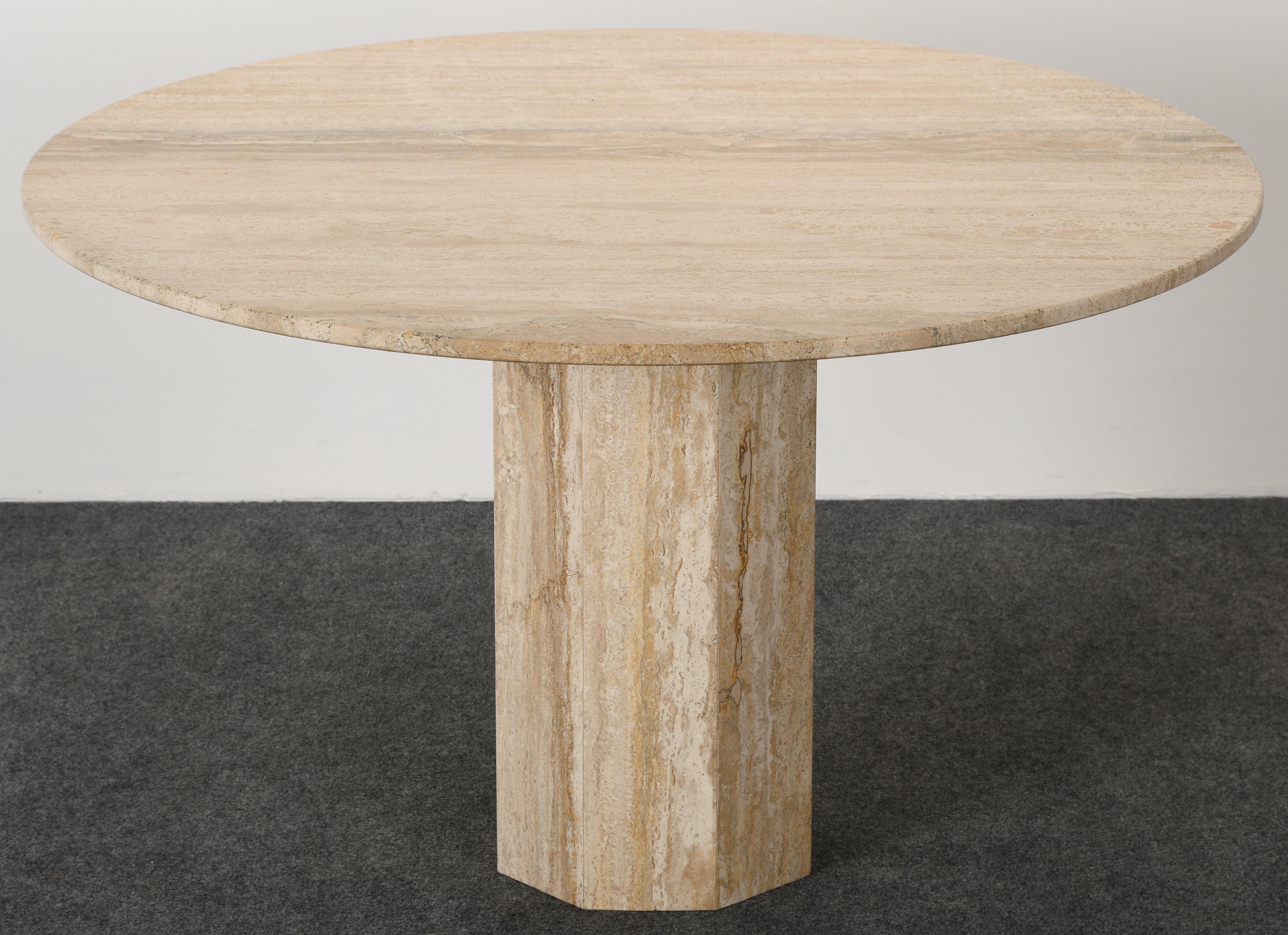 Mid-Century Modern Table à manger ronde en marbre travertin de style Roche Bobois:: 1970