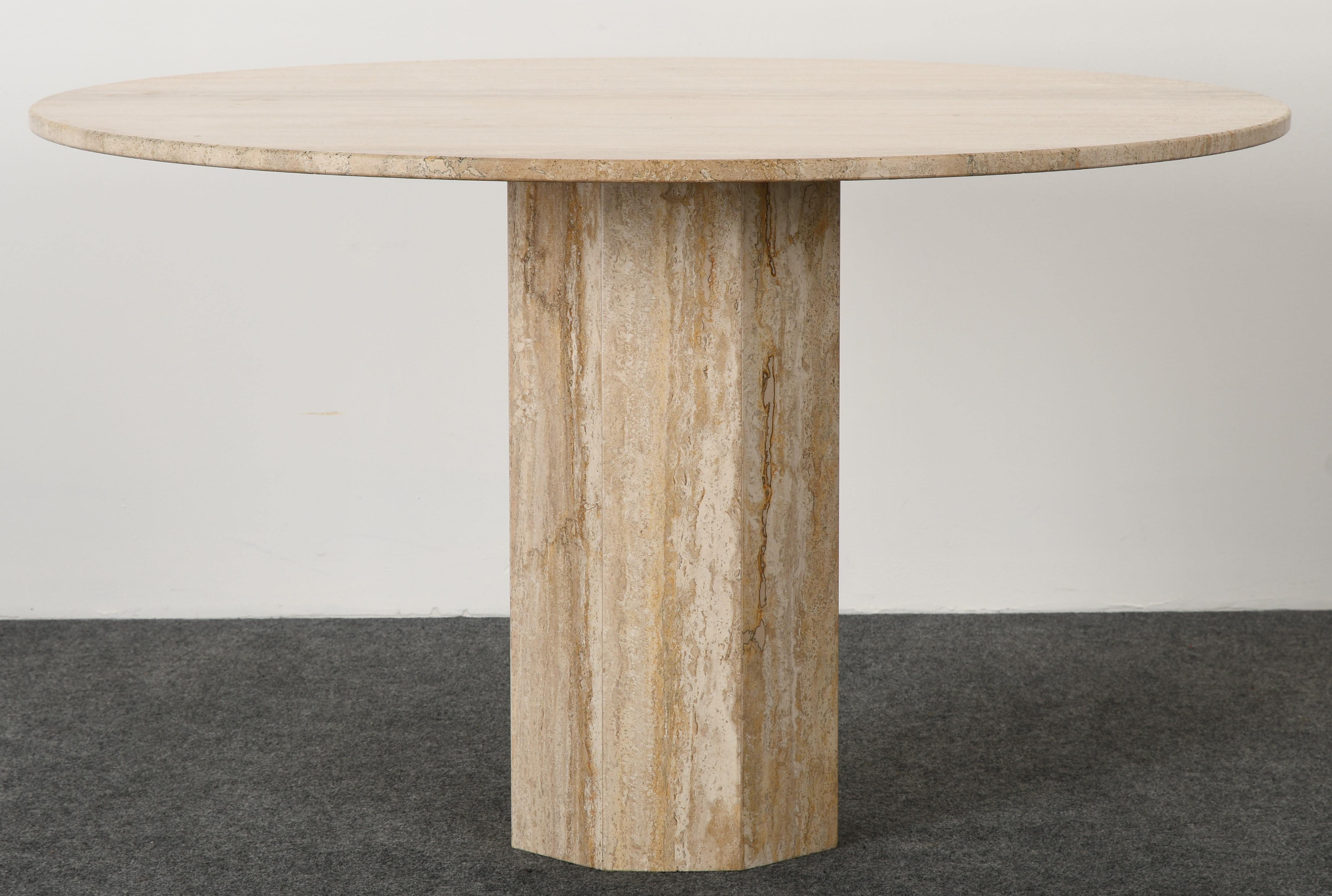 italien Table à manger ronde en marbre travertin de style Roche Bobois:: 1970