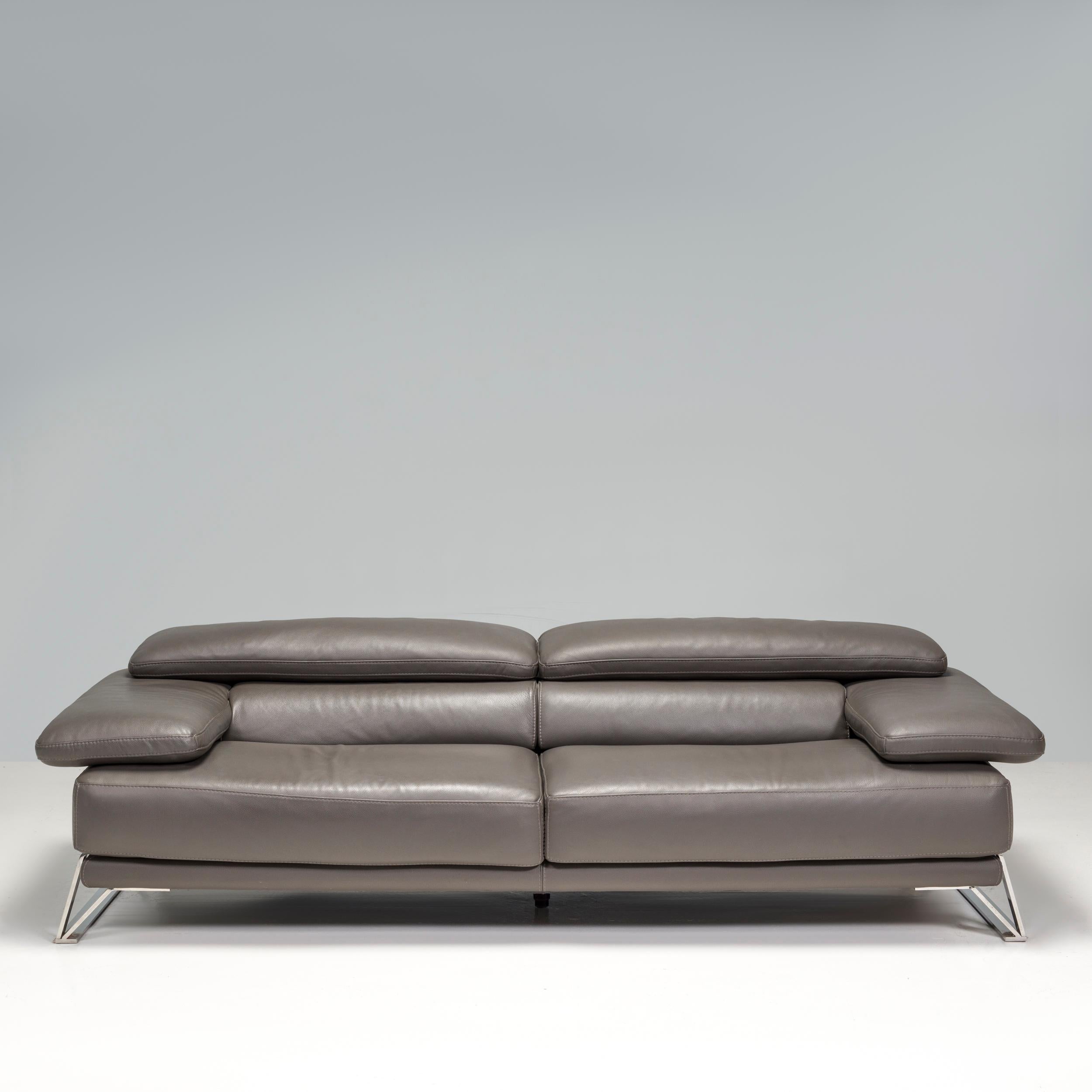 Conçu et fabriqué par Roche Bobois, ce canapé est l'équilibre parfait entre confort et style.

Doté de pieds traîneaux en chrome poli, le canapé est en cuir gris contrasté avec des dossiers réglables.

Rembourré en cuir gris souple, le canapé est