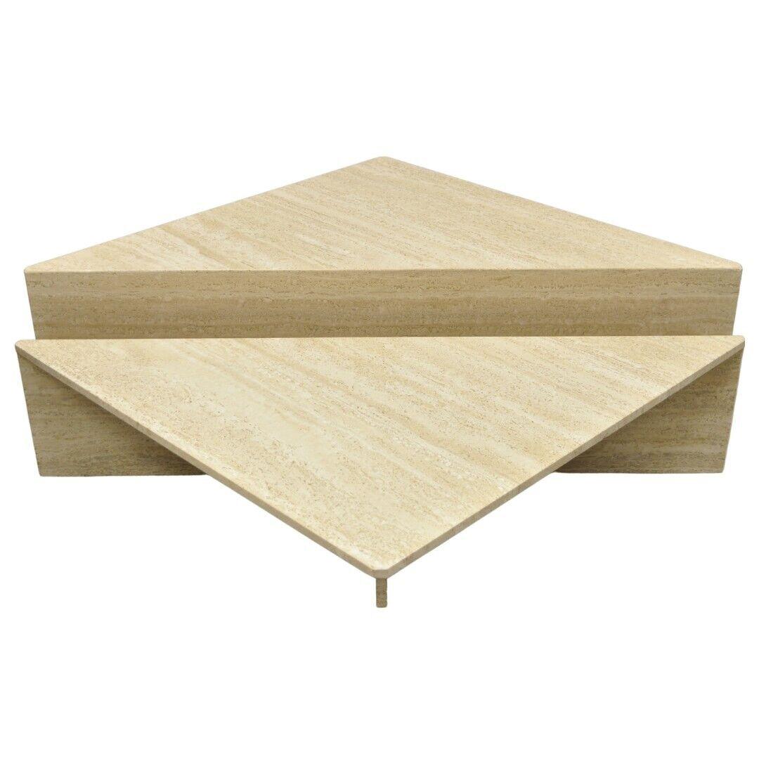 Roche Bobois Travertine Stone Modern 2 Piece Triangular Modernist Coffee Table. L'article se caractérise par une construction en 2 pièces, de magnifiques veines de travertin, diverses configurations, une forme sculpturale élégante et moderniste. Les