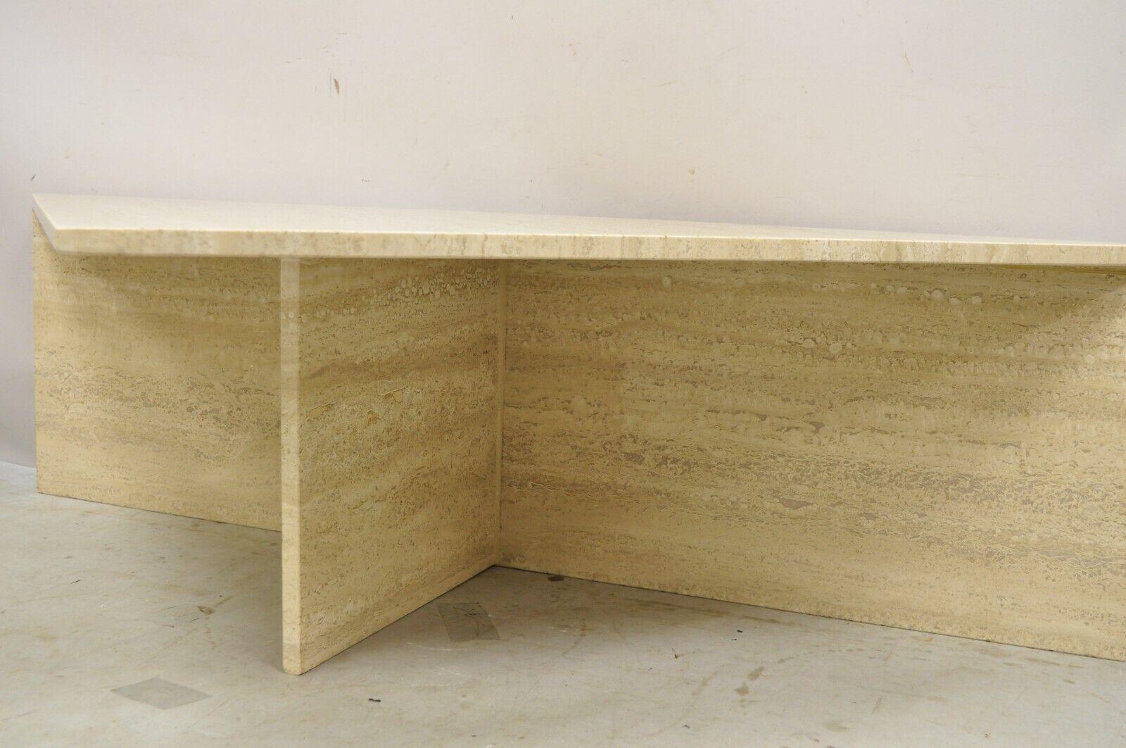 Table basse triangulaire moderniste Roche Bobois en pierre de travertin moderne de 2 pièces en vente 2