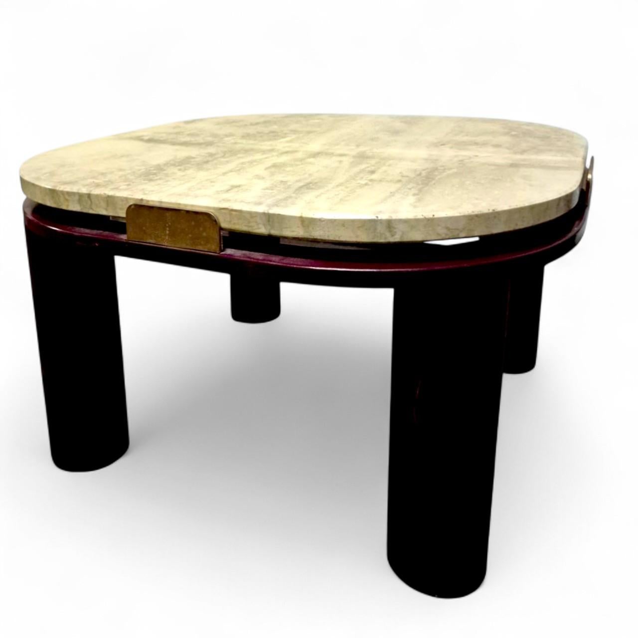 Dieser für das europäische Design der 1980er Jahre charakteristische Vintage-Couchtisch von Roche Bobois veranschaulicht perfekt die für die Marke charakteristische Verschmelzung von skulpturaler Form und raffinierter Materialität.

Der Tisch hat