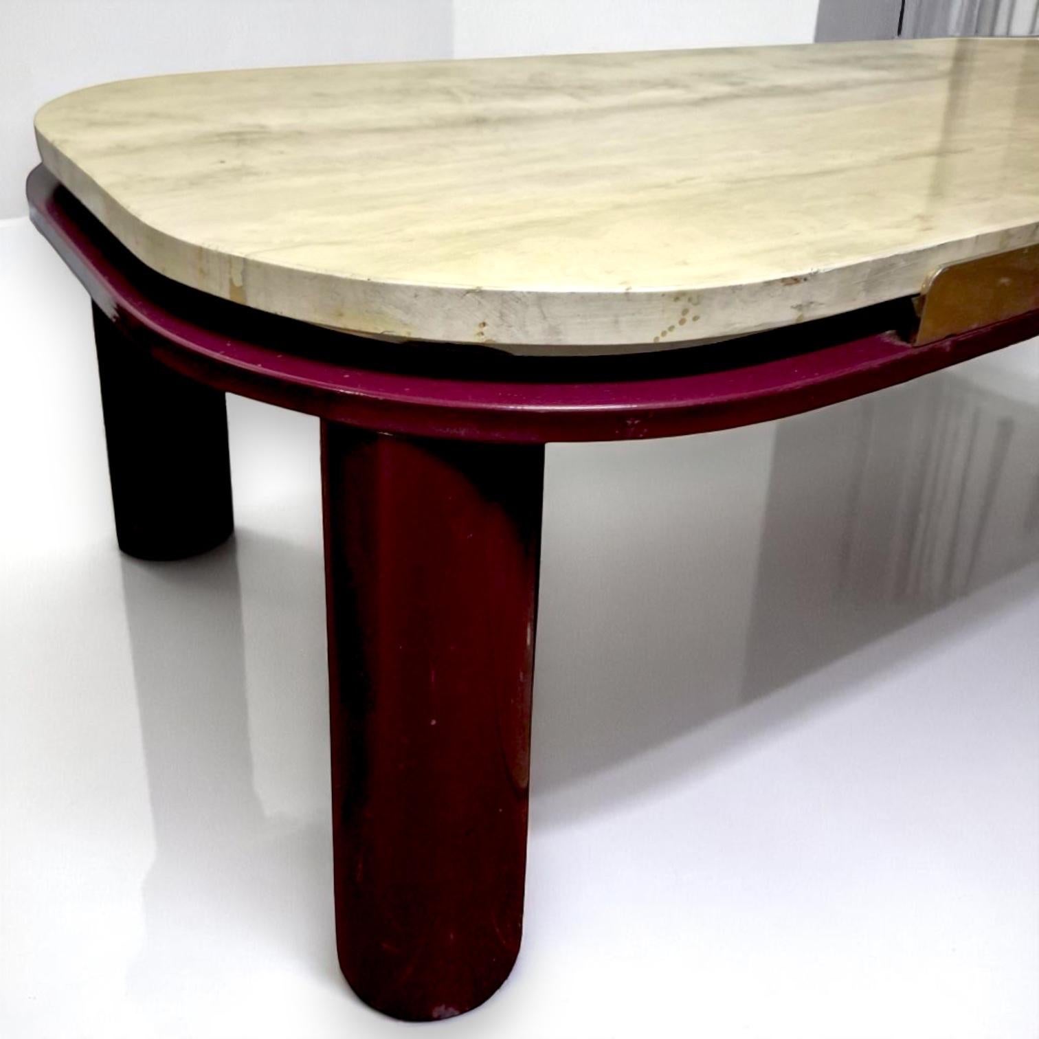 Roche Bobois Couchtisch mit Travertinplatte, 20. Jahrhundert (Französisch) im Angebot