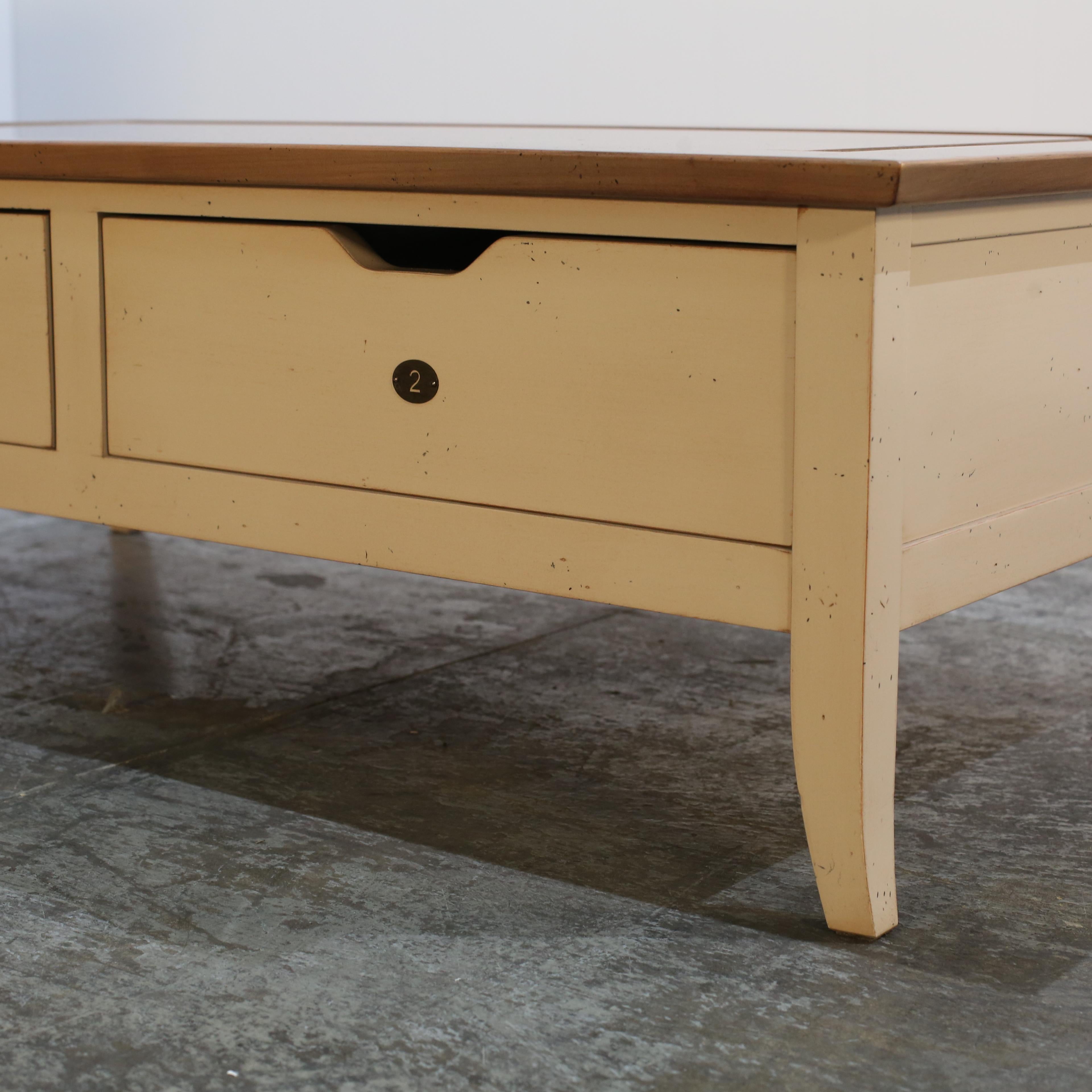 Introduci un tocco di eleganza e raffinatezza nel tuo spazio abitativo con il tavolino Uzes di Roche Bobois. La combinazione di un piano in legno massiccio e di una base verniciata crea un contrasto sorprendente, mentre le sue dimensioni generose