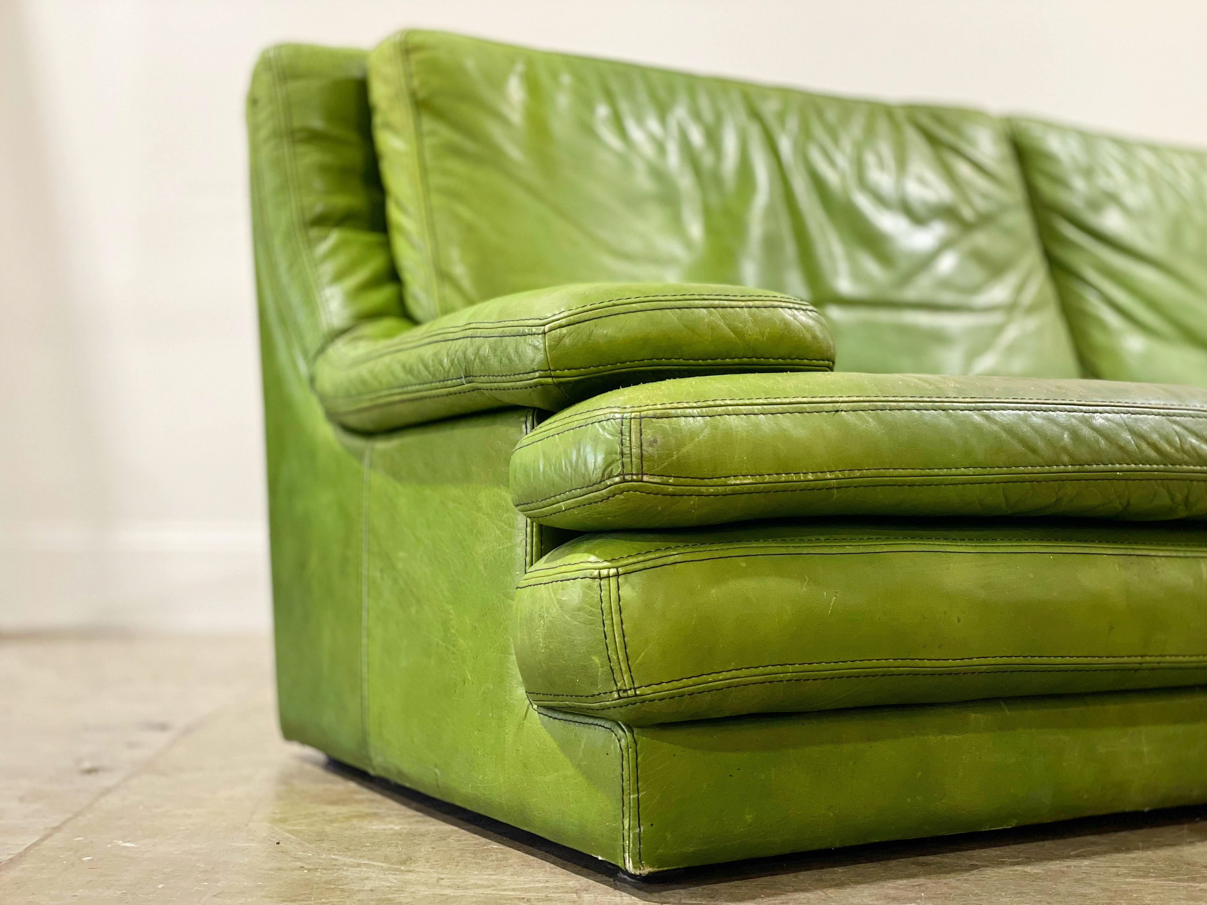 Extraordinaire canapé post-moderne de Roche Bobois en cuir vert. Un confort suprême et un savoir-faire inégalé. Le cuir British Racing Green (BRG):: teint à l'aniline:: est doux et souple et se porte parfaitement. De luxueux coussins empilés et des
